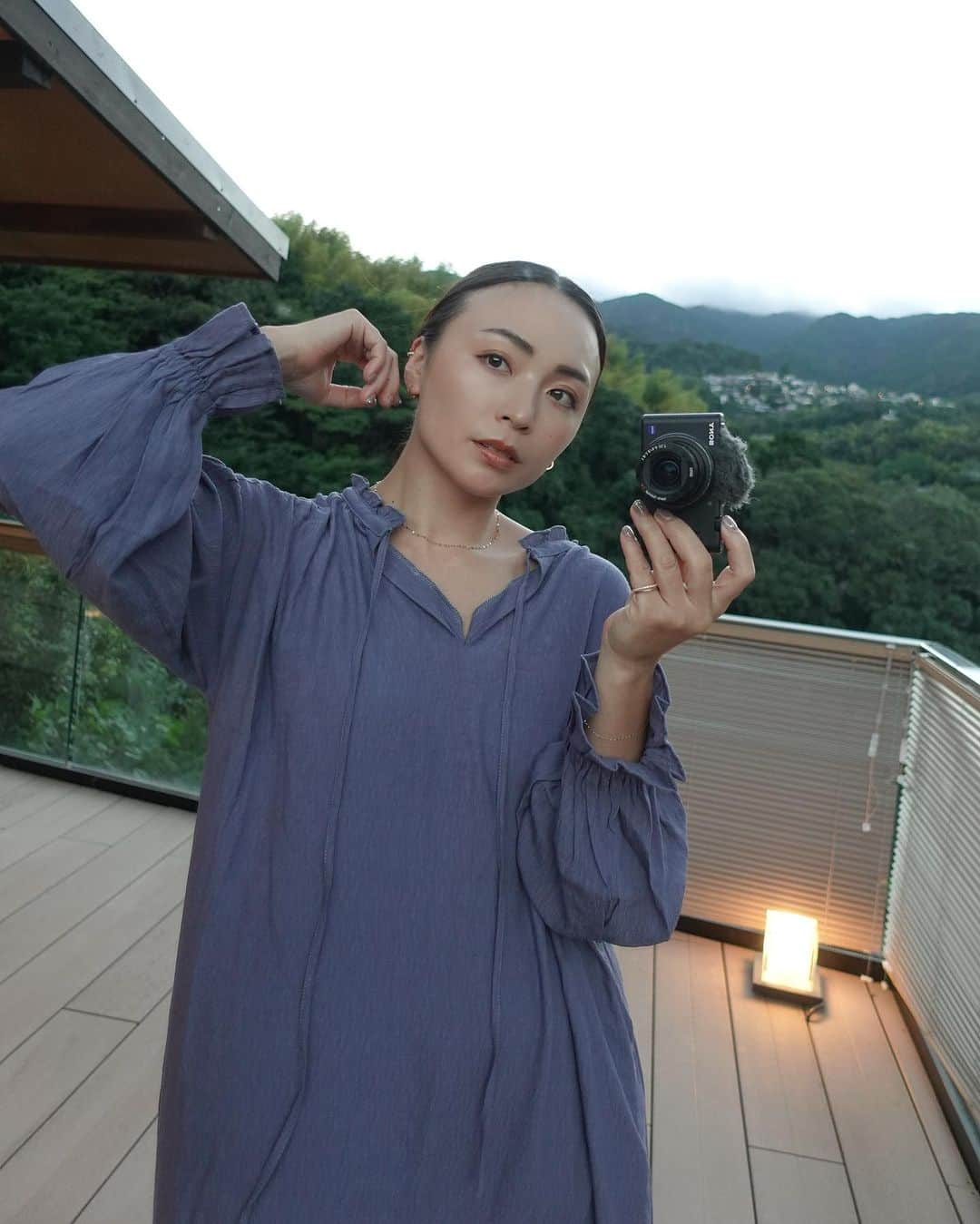 里見茜さんのインスタグラム写真 - (里見茜Instagram)「最近毎日着ている部屋着🫧🩵 私は敏感肌なので、肌触りや着心地が本当に大切💭  @oenu.jp のお洋服は全アイテムカップ付きなので締め付け感もなく、肌にも優しくて着ているだけでほっとするリラックウェア ☺️🤍  #oenu #relaxwear #リラックスウェア」10月14日 10時55分 - satomiakane