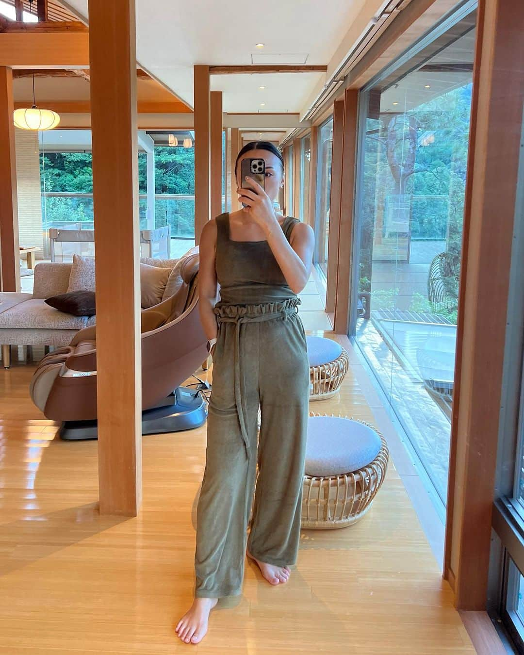 里見茜さんのインスタグラム写真 - (里見茜Instagram)「最近毎日着ている部屋着🫧🩵 私は敏感肌なので、肌触りや着心地が本当に大切💭  @oenu.jp のお洋服は全アイテムカップ付きなので締め付け感もなく、肌にも優しくて着ているだけでほっとするリラックウェア ☺️🤍  #oenu #relaxwear #リラックスウェア」10月14日 10時55分 - satomiakane