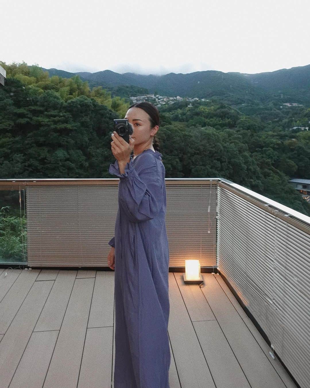 里見茜のインスタグラム：「最近毎日着ている部屋着🫧🩵 私は敏感肌なので、肌触りや着心地が本当に大切💭  @oenu.jp のお洋服は全アイテムカップ付きなので締め付け感もなく、肌にも優しくて着ているだけでほっとするリラックウェア ☺️🤍  #oenu #relaxwear #リラックスウェア」
