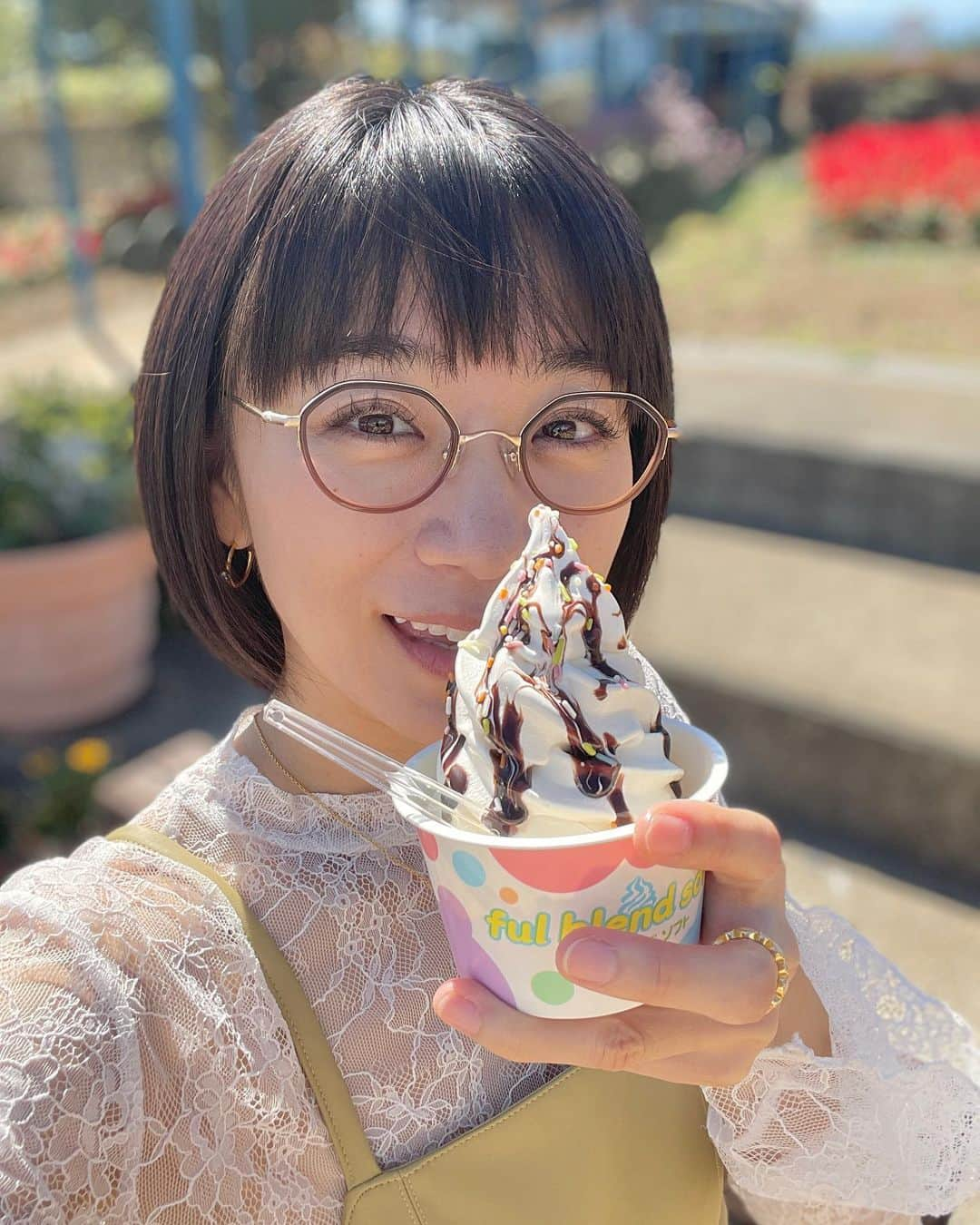 時東ぁみのインスタグラム：「山の上で食べるアイス🍦 ・ 美味しかったな〜☆ バスツアーのときにファンの方が買ってくれたの！ 一口目アイスのトップをガブリとする時が1番上がる！！w ・ 南八ヶ岳 花の森公園また行きたい！！ ・ #時東ぁみ #思い出 #アイス #ソフトクリーム #🍦 #山の上 #南八ヶ岳 #花の森公園 #南八ヶ岳花の森公園 #山梨  #バスツアー #撮影会 #誕生日 #バースデー #happybirthday #birthday #誕生日バスツアー #イベント  #時東ぁみ誕生日 #一日丸ごと時東ぁみ #時東ぁみはじめてのバスツアー」