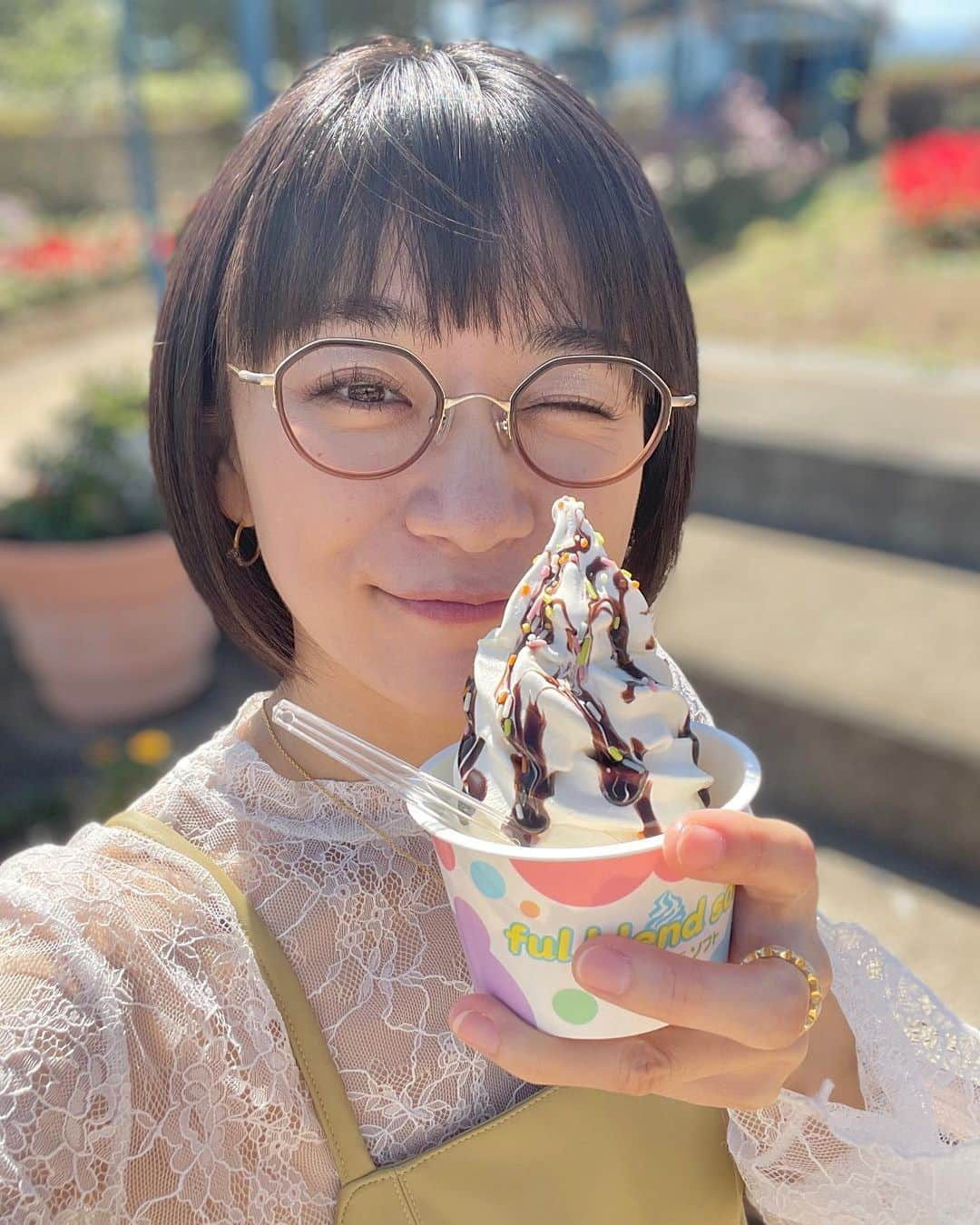 時東ぁみさんのインスタグラム写真 - (時東ぁみInstagram)「山の上で食べるアイス🍦 ・ 美味しかったな〜☆ バスツアーのときにファンの方が買ってくれたの！ 一口目アイスのトップをガブリとする時が1番上がる！！w ・ 南八ヶ岳 花の森公園また行きたい！！ ・ #時東ぁみ #思い出 #アイス #ソフトクリーム #🍦 #山の上 #南八ヶ岳 #花の森公園 #南八ヶ岳花の森公園 #山梨  #バスツアー #撮影会 #誕生日 #バースデー #happybirthday #birthday #誕生日バスツアー #イベント  #時東ぁみ誕生日 #一日丸ごと時東ぁみ #時東ぁみはじめてのバスツアー」10月14日 10時50分 - amitokito