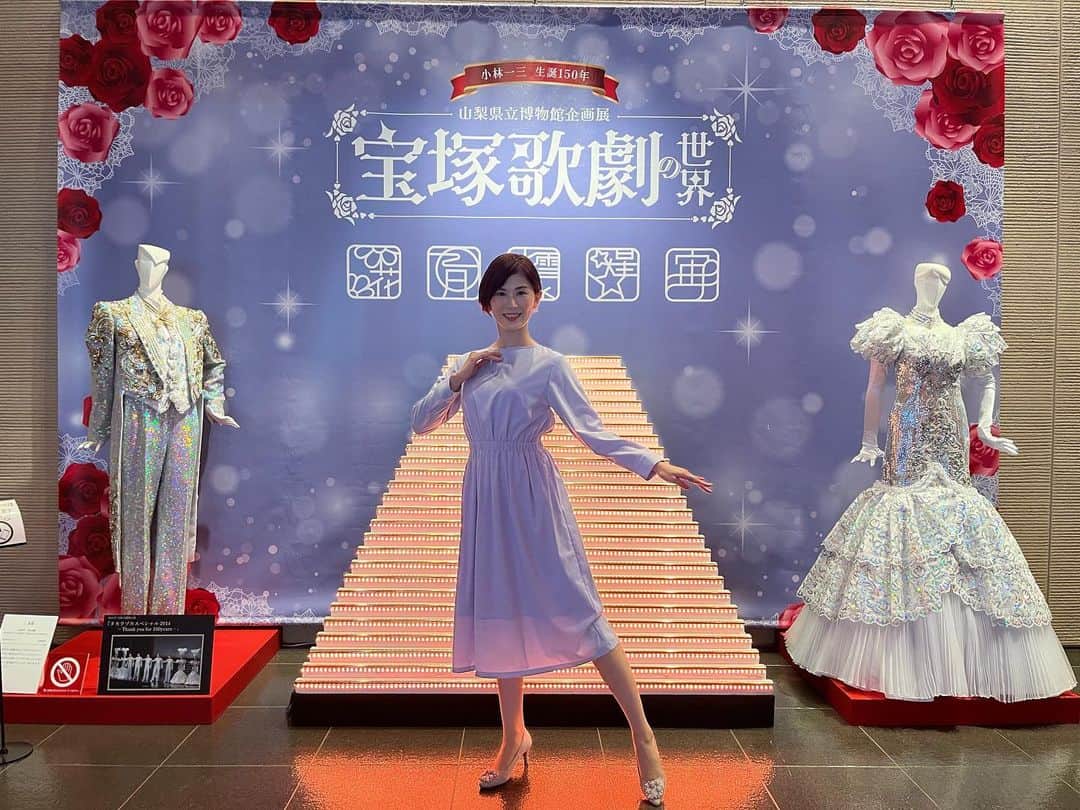小松千絵さんのインスタグラム写真 - (小松千絵Instagram)「本日より #山梨県立博物館 で企画展 「小林一三生誕150年 宝塚歌劇の世界―清く、正しく、美しく」スタートです。  昨日オープニング・セレモニーの司会を担当いたしました。 （宝塚を象徴するすみれ色のワンピースを着用） 一三先生アクスタも会場へ✨  担当の学芸員の方も宝塚ファン歴20年超えということで 宝塚愛をひしひしと感じる展示内容でした。 衣装や資料など約100点が展示され、宝塚を知らない方も、大ファンの方も楽しめると思います。 10月19日の #うるさごぜん のヅカオタコーナーでも詳しく紹介する予定です！  フォトスポットもあるのでぜひ撮影も楽しんでください☺️ 宝塚グッズも豊富に販売していますよ🎵  小林一三先生生誕150年、 来年は宝塚歌劇団が初演から110周年と そんな記念すべき時に 一三先生生誕の地・山梨で企画展が開催できるなんて、山梨在住のファンとしては嬉しい限りです。 ぜひご来場ください✨  #山梨県 #山梨 #yamanashi #甲府 #笛吹市 #山梨観光 #宝塚歌劇団 #宝塚歌劇 #小林一三 先生 #宝塚歌劇の世界 #アナウンサー #ラジオパーソナリティ #ラジオパーソナリティー #ラジオ #radio #radiko #山梨放送 #ybsラジオ #小松千絵」10月14日 10時50分 - komao_chie
