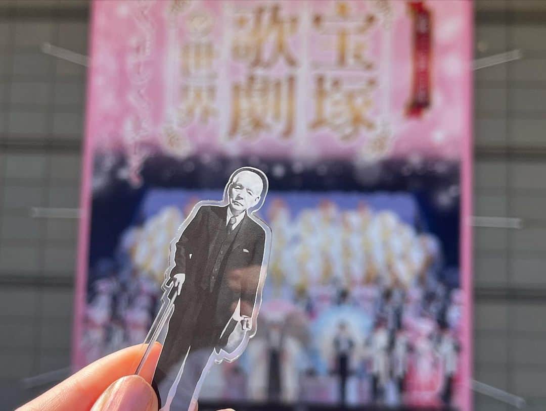 小松千絵さんのインスタグラム写真 - (小松千絵Instagram)「本日より #山梨県立博物館 で企画展 「小林一三生誕150年 宝塚歌劇の世界―清く、正しく、美しく」スタートです。  昨日オープニング・セレモニーの司会を担当いたしました。 （宝塚を象徴するすみれ色のワンピースを着用） 一三先生アクスタも会場へ✨  担当の学芸員の方も宝塚ファン歴20年超えということで 宝塚愛をひしひしと感じる展示内容でした。 衣装や資料など約100点が展示され、宝塚を知らない方も、大ファンの方も楽しめると思います。 10月19日の #うるさごぜん のヅカオタコーナーでも詳しく紹介する予定です！  フォトスポットもあるのでぜひ撮影も楽しんでください☺️ 宝塚グッズも豊富に販売していますよ🎵  小林一三先生生誕150年、 来年は宝塚歌劇団が初演から110周年と そんな記念すべき時に 一三先生生誕の地・山梨で企画展が開催できるなんて、山梨在住のファンとしては嬉しい限りです。 ぜひご来場ください✨  #山梨県 #山梨 #yamanashi #甲府 #笛吹市 #山梨観光 #宝塚歌劇団 #宝塚歌劇 #小林一三 先生 #宝塚歌劇の世界 #アナウンサー #ラジオパーソナリティ #ラジオパーソナリティー #ラジオ #radio #radiko #山梨放送 #ybsラジオ #小松千絵」10月14日 10時50分 - komao_chie