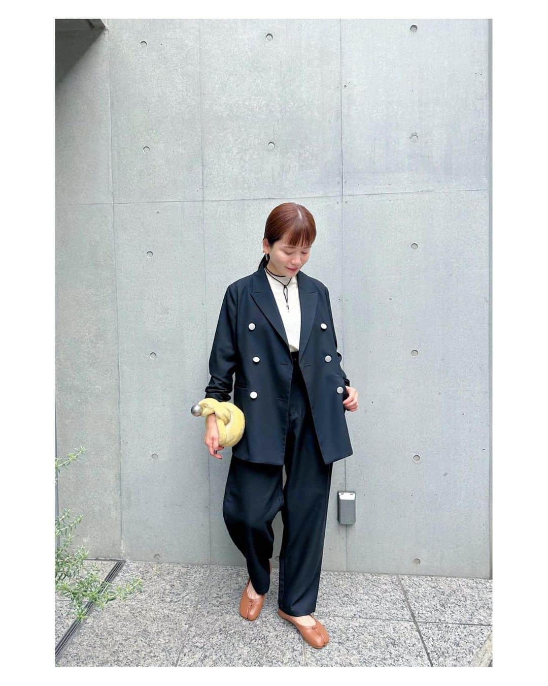 高山直子さんのインスタグラム写真 - (高山直子Instagram)「お気に入りパンツ🖤 ニットもinできるサイズ感だけど、Tシャツでもすっきり綺麗に着られます✨ 今日はジャケットとセットアップ風に🤓 アイテムはタグ付けしてます🏷️」10月14日 10時50分 - nao_70koro