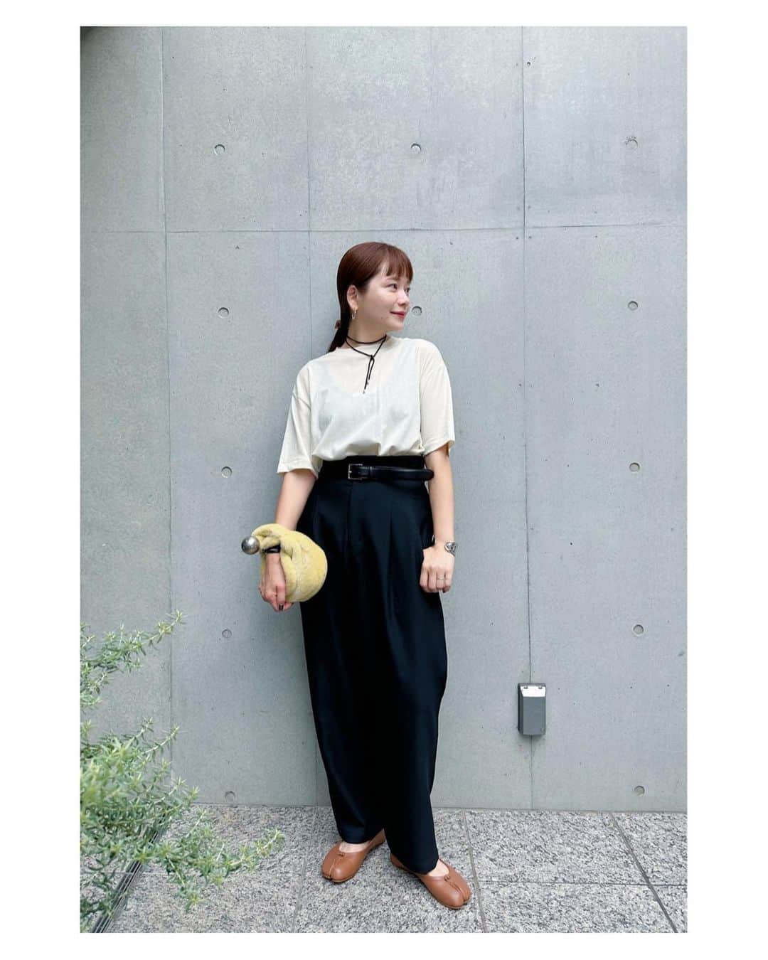 高山直子さんのインスタグラム写真 - (高山直子Instagram)「お気に入りパンツ🖤 ニットもinできるサイズ感だけど、Tシャツでもすっきり綺麗に着られます✨ 今日はジャケットとセットアップ風に🤓 アイテムはタグ付けしてます🏷️」10月14日 10時50分 - nao_70koro