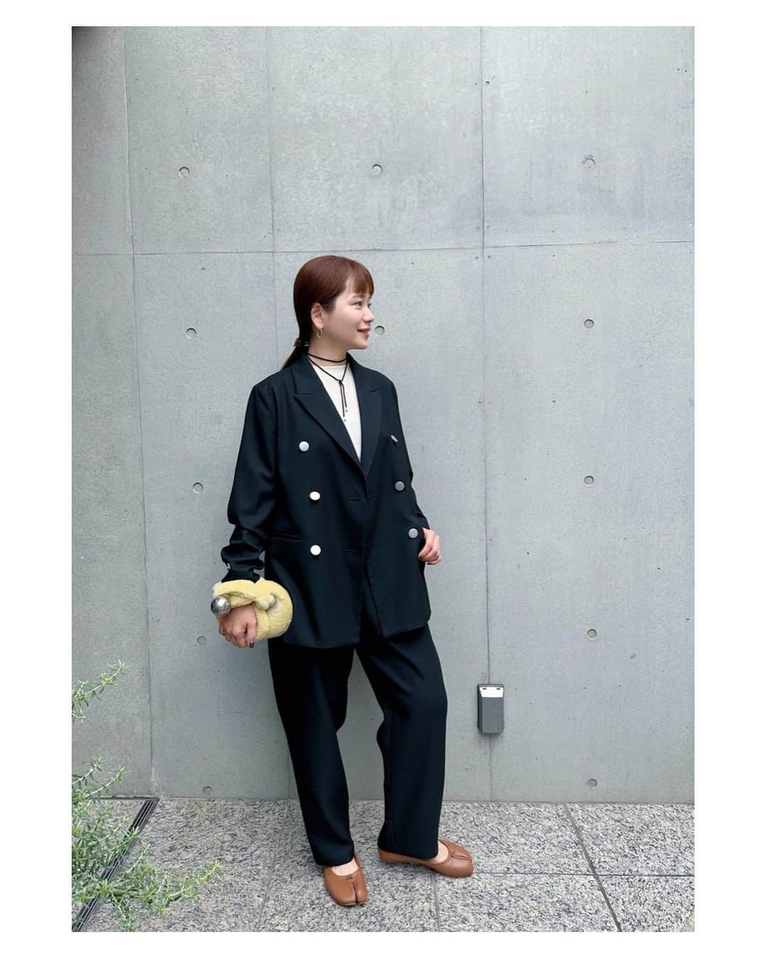 高山直子さんのインスタグラム写真 - (高山直子Instagram)「お気に入りパンツ🖤 ニットもinできるサイズ感だけど、Tシャツでもすっきり綺麗に着られます✨ 今日はジャケットとセットアップ風に🤓 アイテムはタグ付けしてます🏷️」10月14日 10時50分 - nao_70koro