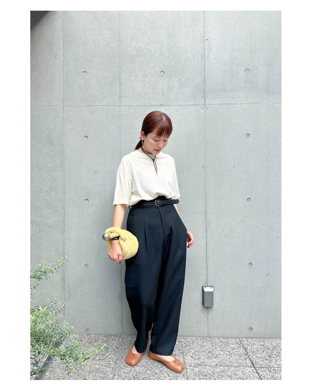 高山直子さんのインスタグラム写真 - (高山直子Instagram)「お気に入りパンツ🖤 ニットもinできるサイズ感だけど、Tシャツでもすっきり綺麗に着られます✨ 今日はジャケットとセットアップ風に🤓 アイテムはタグ付けしてます🏷️」10月14日 10時50分 - nao_70koro