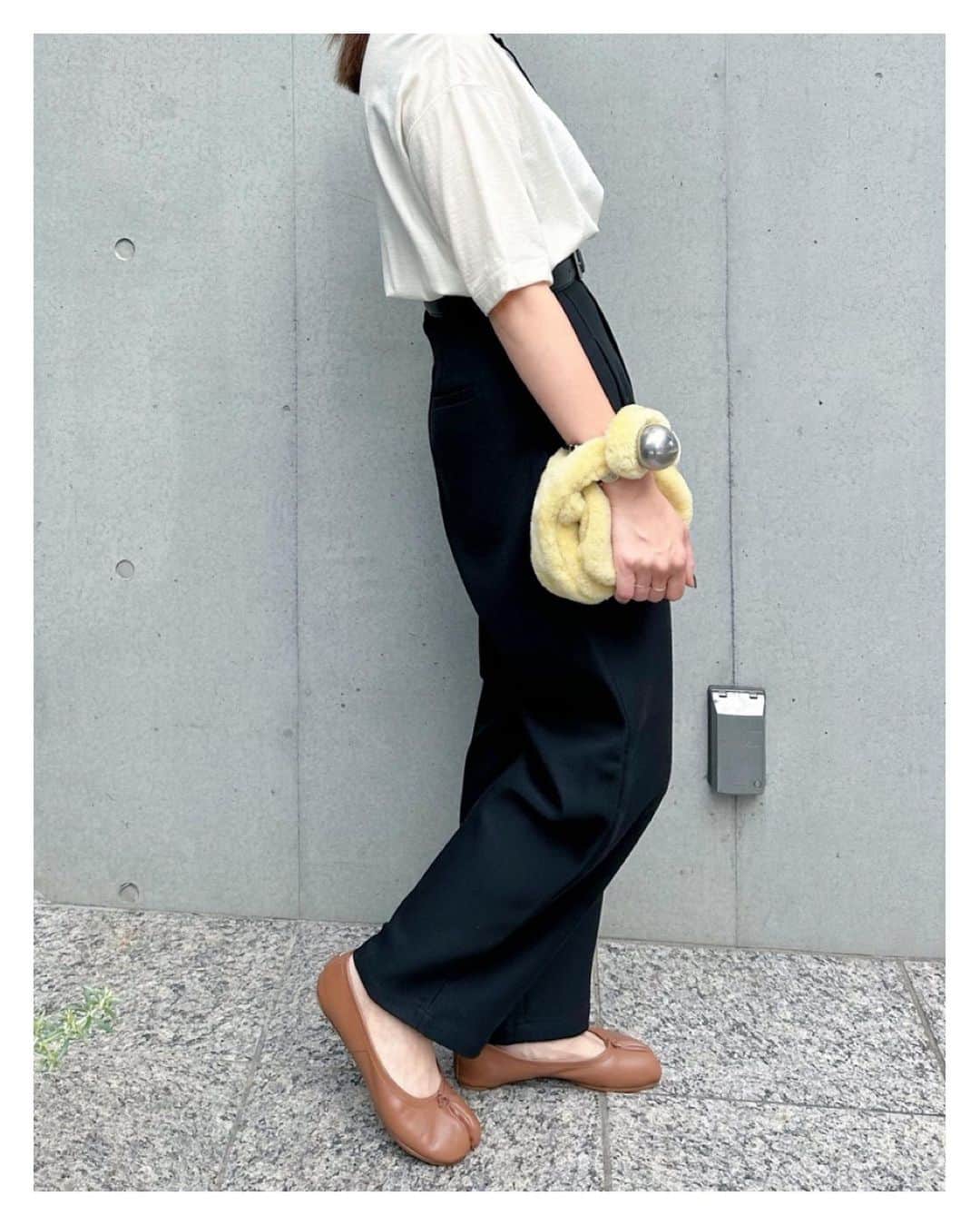 高山直子さんのインスタグラム写真 - (高山直子Instagram)「お気に入りパンツ🖤 ニットもinできるサイズ感だけど、Tシャツでもすっきり綺麗に着られます✨ 今日はジャケットとセットアップ風に🤓 アイテムはタグ付けしてます🏷️」10月14日 10時50分 - nao_70koro