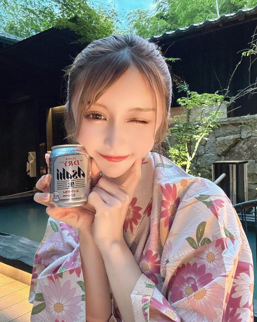 えれちゃんさんのインスタグラム写真 - (えれちゃんInstagram)「ビールは何派？  私は飲めないよ🥺  加工でビール小さくってるよとか言われたけど、こういうミニサイズだよ！！！！加工で小さくならん。むしろ大きくなってほしい   #温泉 #浴衣 #ビール」10月14日 10時50分 - erena_hazuki