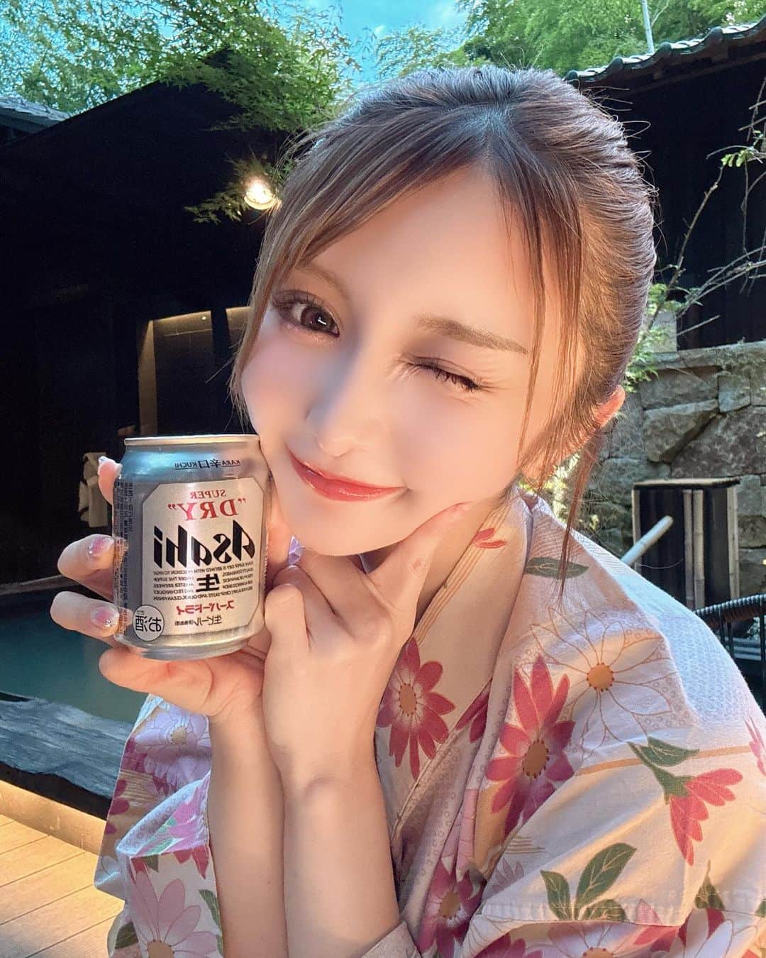 えれちゃんのインスタグラム：「ビールは何派？  私は飲めないよ🥺  加工でビール小さくってるよとか言われたけど、こういうミニサイズだよ！！！！加工で小さくならん。むしろ大きくなってほしい   #温泉 #浴衣 #ビール」