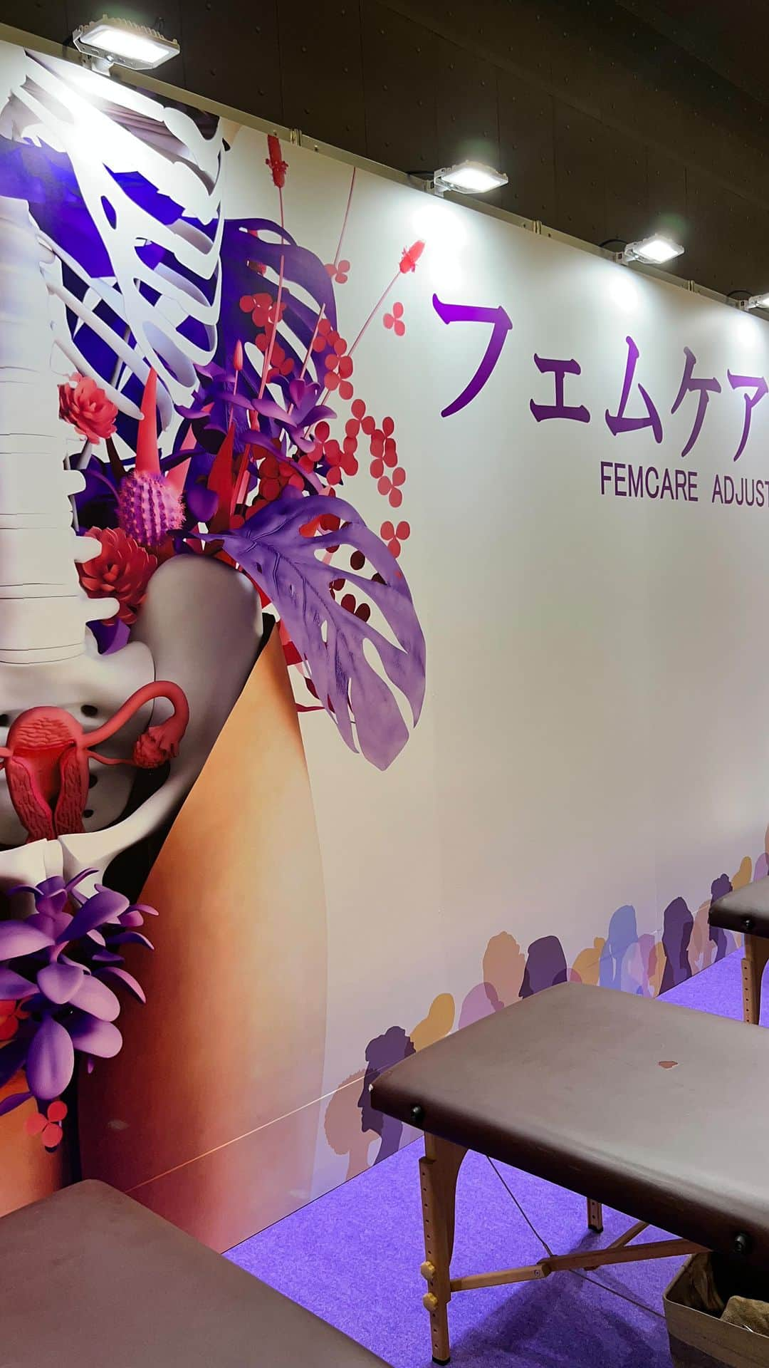 日本美容整骨学院のインスタグラム：「2023 【Femtech Tokyo】 出展！！  今年も東京ビッグサイトで行われましたフェムテックで日本最大の展示会イベントFemtech Tokyoに出展致しました。  日本美容整骨学院でフェムケア矯正を学んでくださった方や、講師の先生方にお手伝いいただきイベントは大成功でした。  準備から毎日大盛況で大忙しでしたが、お手伝いしてくださった先生方のお陰様で、一人でも多くの方々にフェムケア矯正の存在をお知らせすることができました。  本当に日本各地から来ていただいたお客様やお手伝いしてくださった先生方に感謝しかございません。  ありがとうございました。  多くの女性の なかったらいいな！と思う女性特有の症状を改善し美に導く革新的な技術を日本中の女性に届けたい！それを届ける多くの仲間を集めたい！  そういう想いで私たちは技術を開発して大事なそのスキルをスクールで多くの方々にご提供していってます。  日本美容整骨学院、協会としては、 それを同じ気持ちでサポートいただけた仲間がいることが最高の財産でもあります。  感謝しかございません。  まだまだ道半ばですので、ここからもっとこの輪を広げられるように今度は大阪で開催されるビューティーワールド、来年の東京でのビューティーワールドなどに繋げていきます。  多くの方々にご協力いただいてこその！今の私たちなので、恩返しとしてもっとこの技術を広めて発展し、そして女性特有のなかったらいいなを叶えられる世界を目指して邁進していきたいと思います。  どうぞこれからもよろしくお願い致します。  #骨格エステ　#美骨ダイエット #フェムケア #フェムケア矯正 #フェムケア矯正師 ® #美容整骨  #美容整骨師 #美容整骨学院 #フェムテック #フェム  #膣ケア #膣トレ #フェム矯正　#フェムケアダイエット　#デリケートゾーンケア #骨盤底筋 #骨盤矯正 #骨盤ケア  #生理痛 #pms #小顔 #美脚  #子宮ほぐし　#子宮矯正 #フェムテック矯正 #骨美容 #フェムケア整体　#フェムテック整体 #美容好きな人と繋がりたい #小顔矯正」