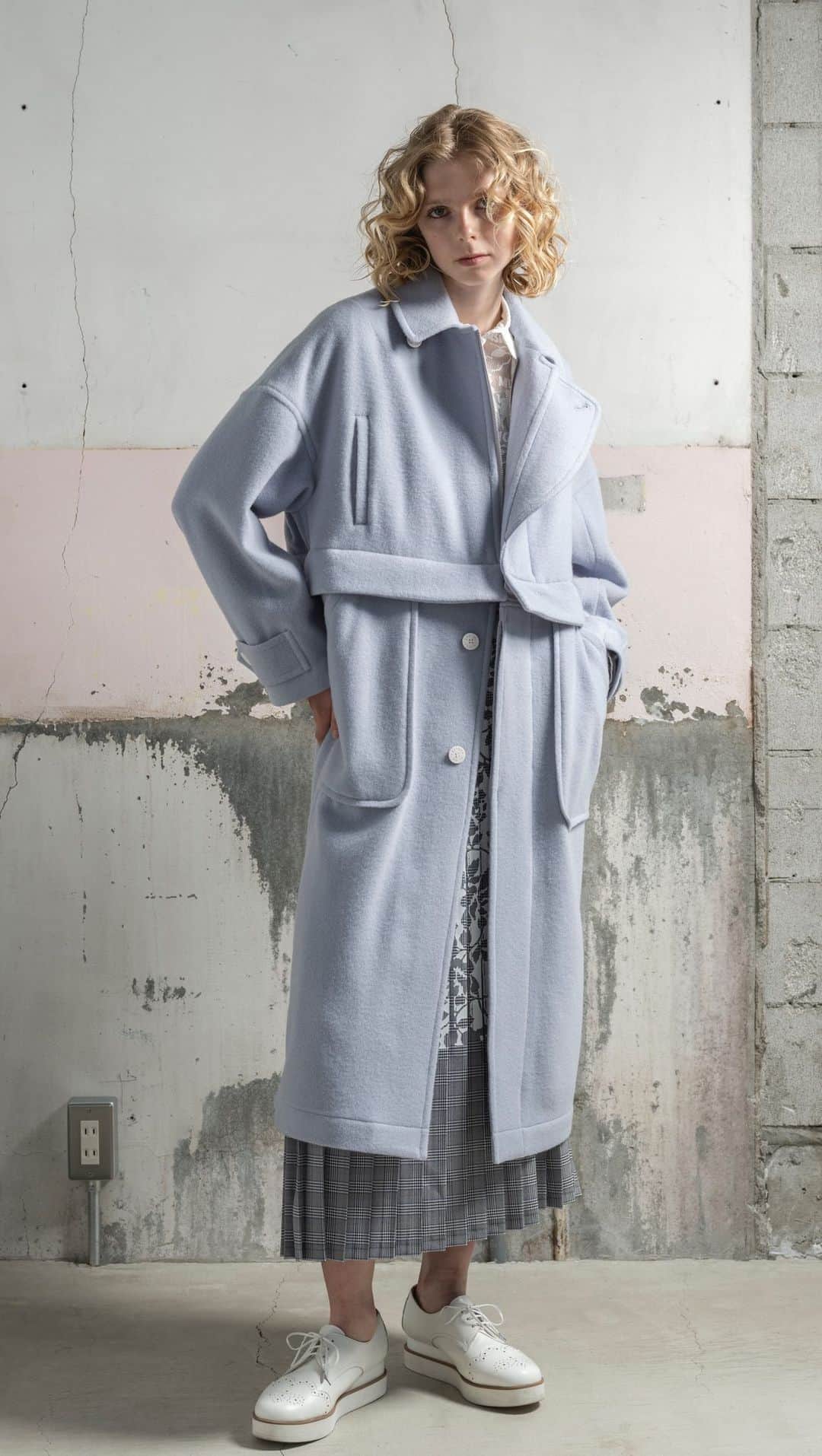 ミントデザインズのインスタグラム：「. -LIVE!! OUTER &COAT COLLECTION-  ミントデザインズの冬向けアウターを一挙にご紹介します‼︎ 今シーズン新作のロング→ショート丈にチェンジできる2wayコートも、 スタッフ着用でディティールも詳しく解説いたします♪ ぜひこの機会にコートのラインナップをチェックしてみてください✨  ■OVAL JACKET ■BACK GATHER SHIRT COAT ■COCOON COAT ■KURODA FLOWER JACKET ■SHORT-LONG JACKET  #mintdesigns #ミントデザインズ #2023aw」