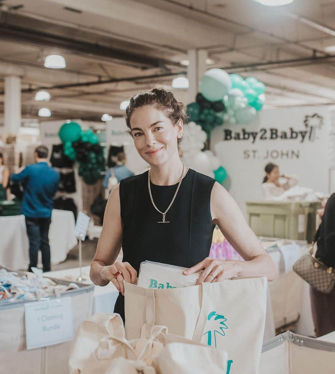 ミシェル・モナハンさんのインスタグラム写真 - (ミシェル・モナハンInstagram)「I’ve loved @baby2baby for over a decade. Working alongside this non-profit is truly one of my favorite things to do. 💫 I’m profoundly grateful to their commitment to children and I was so proud to join @stjohn at @Baby2Baby for such an impactful volunteer day. Together we packed newborn and maternal care kits, health and hygiene essentials, and much more. Over the last 12 years, Baby2Baby has distributed over 350 million basic necessities to families living in poverty nationwide, and days like today help make that possible. Big thanks to @stjohn for giving back to Baby2Baby and helping us provide critical items to one million children across the country. #spreadkindness」10月14日 10時54分 - michellemonaghan