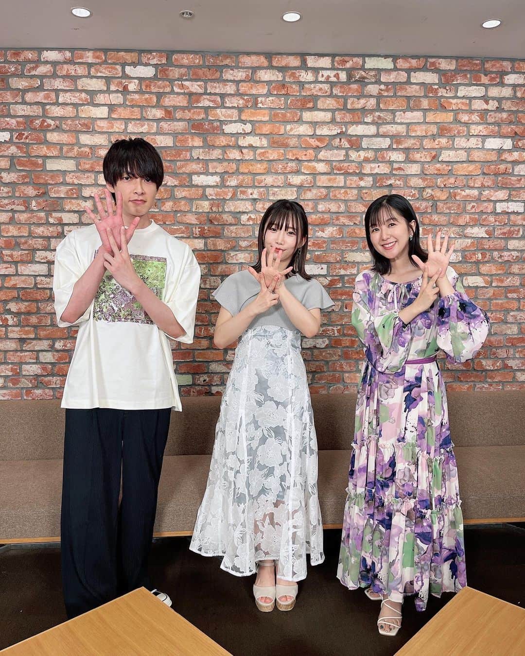 茅野愛衣のインスタグラム：「「七つの魔剣が支配する」最終回でした…！ オフィーリアの側にカルロスがいてくれて本当に良かった😭  詳しくはコメンタリーでたっぷり語ってますので、ななつまファンの皆さまはそちらをお楽しみに！  写真は特番収録の時のものなんだけど、よく見たら貫井ちゃんの手がインクで真っ黒！笑 一生懸命イラスト描いたんだなぁと愛おしくなってしまいました☺️（茅）」
