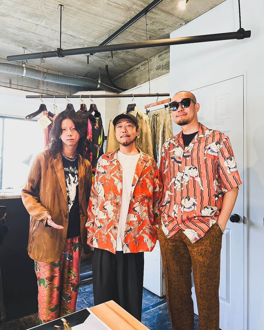 青木カズローのインスタグラム：「シンタロウと、@nipoaloha の展示会へ。良いのいっぱいだったー🇯🇵」