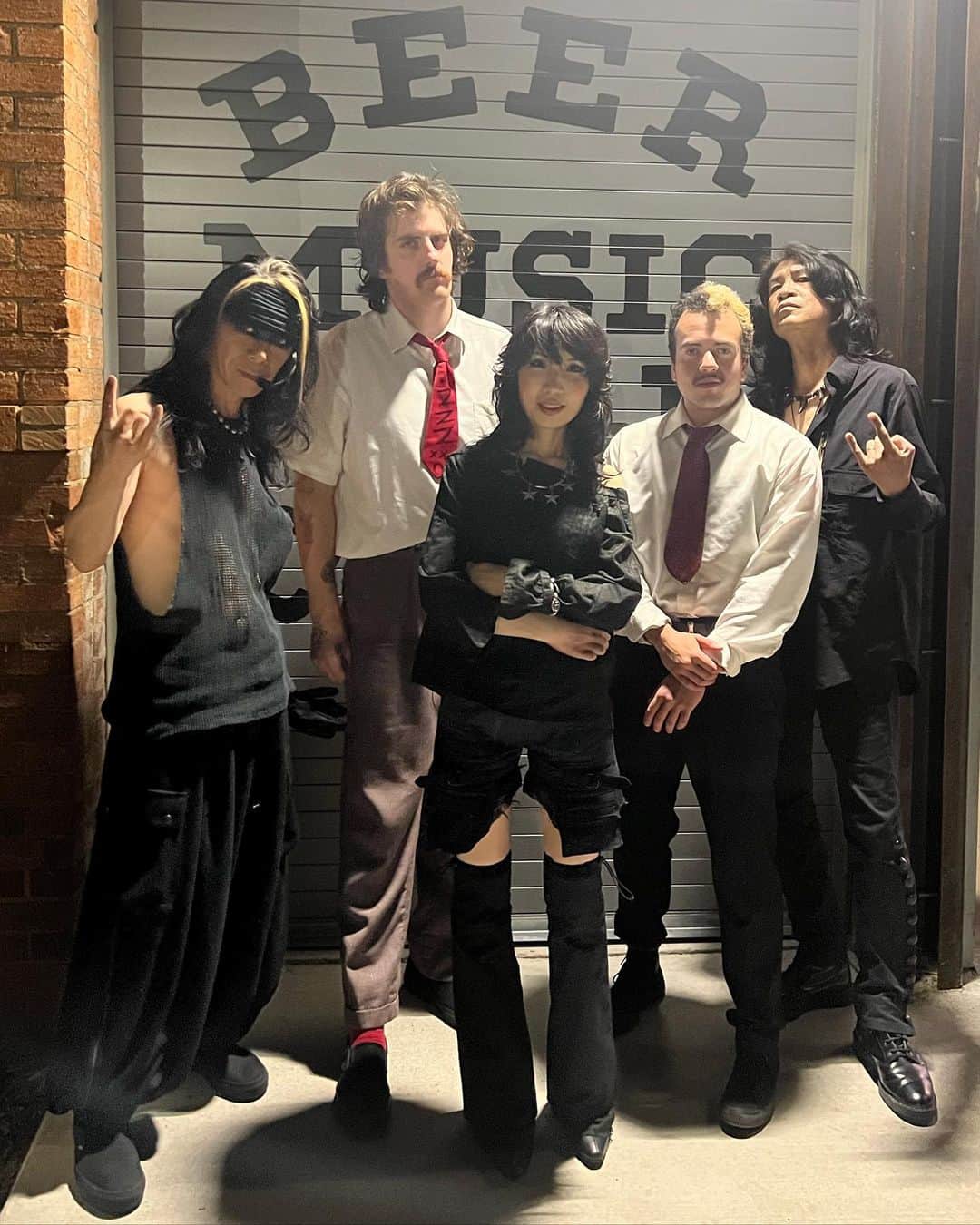 BORISのインスタグラム：「“Twins of Evil” US tour 2 shows left with them!  Mr.Phlyzzz is Siiiiiiick! They doing Great live performance and stage presentation!  Please come and experience it.   Amphetamine Reptile Records のバンドMr.Phlyzzz! 毎晩素晴らしいLiveを見せてくれました、彼らとは残り2本！とても寂しい…」
