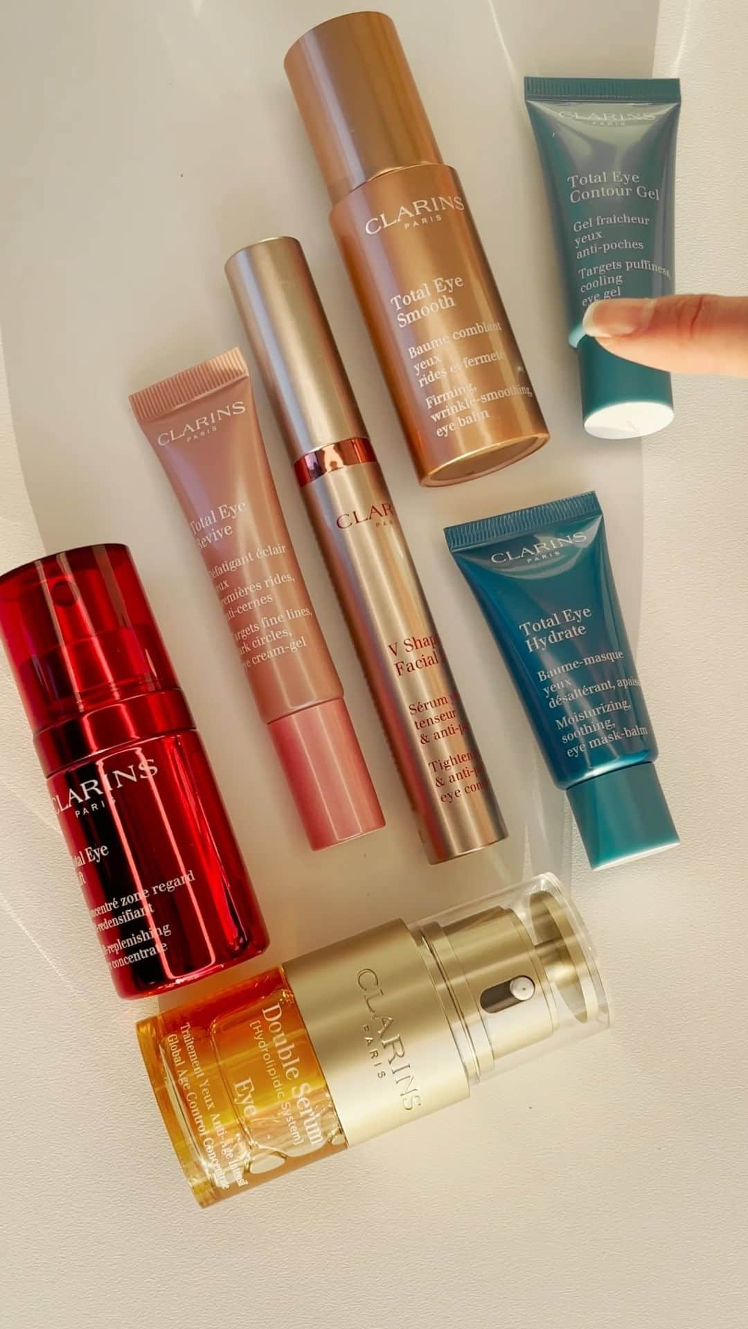 Clarins Méxicoのインスタグラム：「STOOOOOOP! 🚨 Este es un recordatorio de que sí o sí debes usar contorno de ojos. En Clarins tenemos uno especial para ti, ya sea para combatir ojeras, bolsas, arruguitas o el cansancio. 💖 Escríbenos cuál te gustaría probar aquí en los comentarios. ✨ . . . . #Clarins #contornodeojos #eyes #antiedad #antiaging #Totaleyelift #doubleserumeye #extrafirming #DoubleSerum #firmeza #skincare #lifting #hidratación #healthyskin #selfcare #skincareproducts #beautycare #instabeauty #makeup #belleza #cuidadodelapiel」