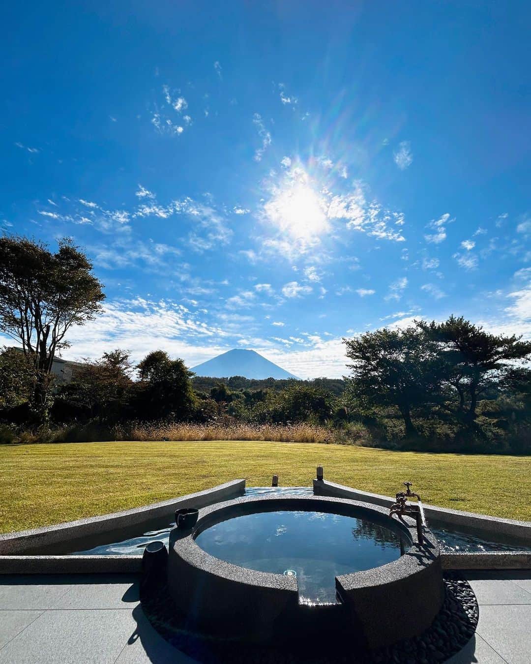 中村江莉香さんのインスタグラム写真 - (中村江莉香Instagram)「@gen.fuji_saunaretreat 🩵🤍  今一番来たかった場所へ🗻🧖 #富士山 を独り占めできているような感覚🥹🤍🤍 素晴らしすぎる☺️ 今の時期は#富士の水 も冷たくて外気浴も涼しくてサウナーにとっては最高級の場所♡♡ 広々としたヴィラ貸切🫰贅沢♡  一番感動したのは...星空🌌 流れ星も見えたよ☺️🌠 #gen #河口湖 ほんっとおすすめです🩵🩵  今回はYouTube撮影もしたので、また動画でもシェアします🤍🩵  #大人のデート #サウナ好きカップル #水風呂が最高すぎる #サウナー女子 #プロサウナー #富士山 #gen KAWAGUCHIKO #gen河口湖 #ゲン河口湖 #プロサウナー #サウナ好きな人と繋がりたい #サウナ #水風呂 #サ道 #sauna #サウナイキタイ #ととのう #サ活 #サウナ女子 #外気浴 #ロウリュウ #ととのえ親方 #サウナ部 #サウナ好き #サウナカップル #サウナ夫婦 #サウナ好きさんと繋がりたい #サウナ好き集まれ #プロサウナーカップル @othello.skincare」10月14日 11時01分 - erica_nakamura