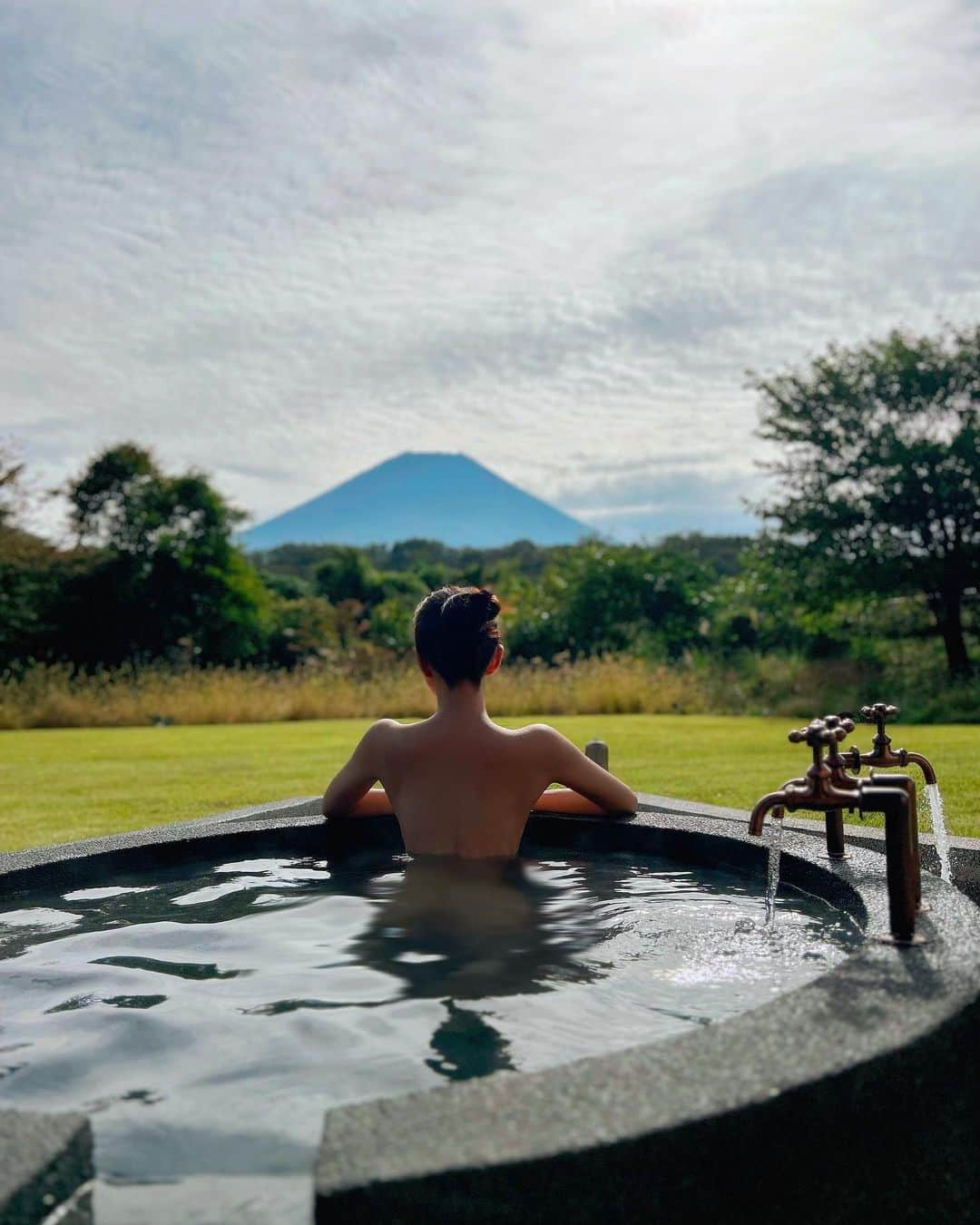 中村江莉香さんのインスタグラム写真 - (中村江莉香Instagram)「@gen.fuji_saunaretreat 🩵🤍  今一番来たかった場所へ🗻🧖 #富士山 を独り占めできているような感覚🥹🤍🤍 素晴らしすぎる☺️ 今の時期は#富士の水 も冷たくて外気浴も涼しくてサウナーにとっては最高級の場所♡♡ 広々としたヴィラ貸切🫰贅沢♡  一番感動したのは...星空🌌 流れ星も見えたよ☺️🌠 #gen #河口湖 ほんっとおすすめです🩵🩵  今回はYouTube撮影もしたので、また動画でもシェアします🤍🩵  #大人のデート #サウナ好きカップル #水風呂が最高すぎる #サウナー女子 #プロサウナー #富士山 #gen KAWAGUCHIKO #gen河口湖 #ゲン河口湖 #プロサウナー #サウナ好きな人と繋がりたい #サウナ #水風呂 #サ道 #sauna #サウナイキタイ #ととのう #サ活 #サウナ女子 #外気浴 #ロウリュウ #ととのえ親方 #サウナ部 #サウナ好き #サウナカップル #サウナ夫婦 #サウナ好きさんと繋がりたい #サウナ好き集まれ #プロサウナーカップル @othello.skincare」10月14日 11時01分 - erica_nakamura