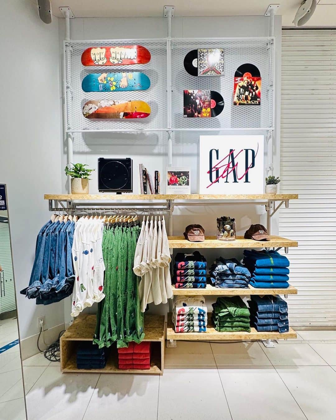 Gap Japanさんのインスタグラム写真 - (Gap JapanInstagram)「Re-Issue by Sean Wotherspoonが本日発売！  限定店舗・公式オンライン・ZOZO(Gap)で全11アイテムがラインナップ   Gap新宿フラッグス店 Gap心斎橋店 Gap池袋東武店 Gapラゾーナ川崎プラザ店 Gap神戸ハーバーランドumie店 GapららぽーとTOKYO-BAY店 Gapイオンレイクタウン店 Gap公式オンライン ZOZOTOWN  (GAP)   詳しくはプロフィールをチェック☞  #ReissueBySeanWotherspoon」10月14日 11時01分 - gap_jp