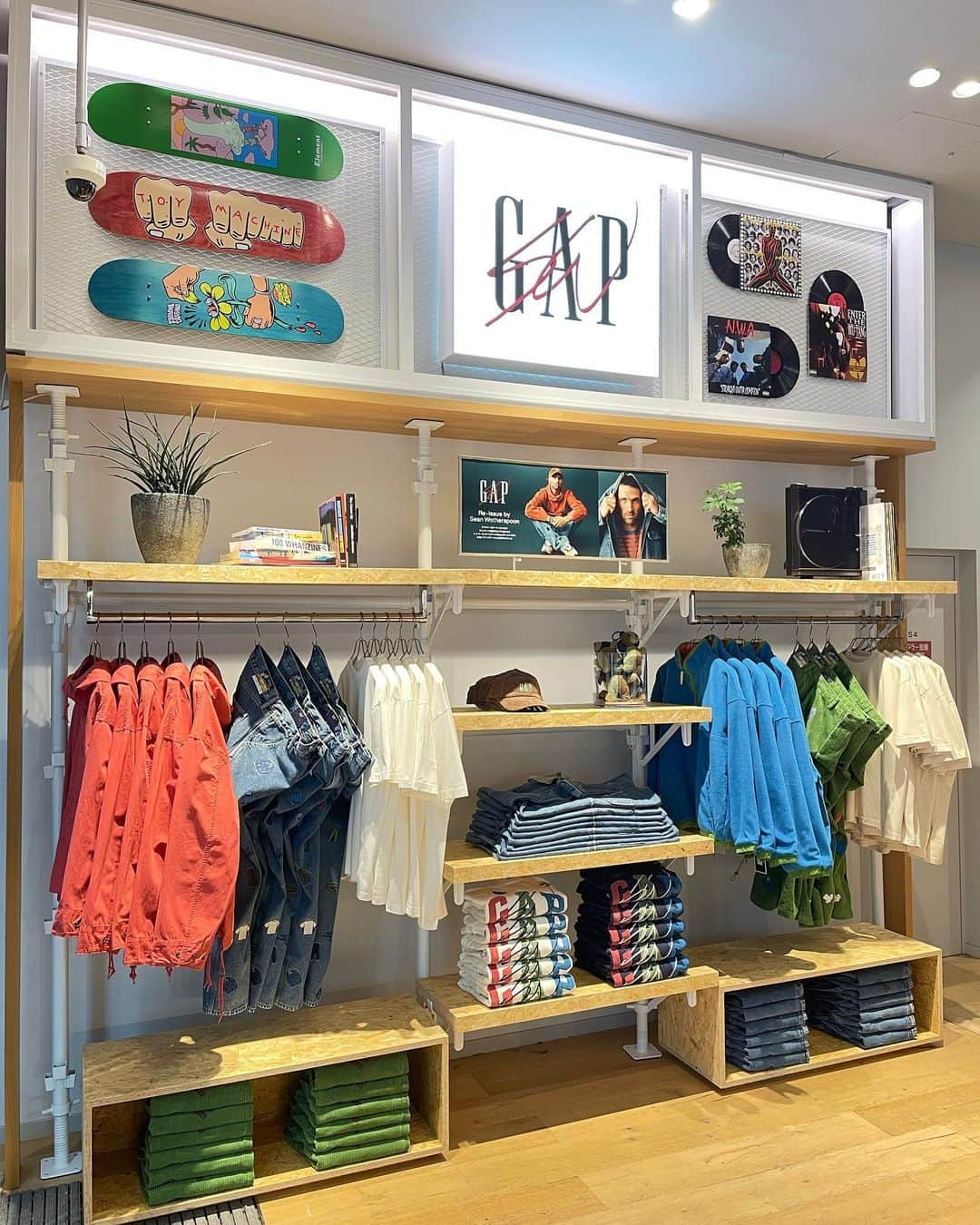 Gap Japanさんのインスタグラム写真 - (Gap JapanInstagram)「Re-Issue by Sean Wotherspoonが本日発売！  限定店舗・公式オンライン・ZOZO(Gap)で全11アイテムがラインナップ   Gap新宿フラッグス店 Gap心斎橋店 Gap池袋東武店 Gapラゾーナ川崎プラザ店 Gap神戸ハーバーランドumie店 GapららぽーとTOKYO-BAY店 Gapイオンレイクタウン店 Gap公式オンライン ZOZOTOWN  (GAP)   詳しくはプロフィールをチェック☞  #ReissueBySeanWotherspoon」10月14日 11時01分 - gap_jp