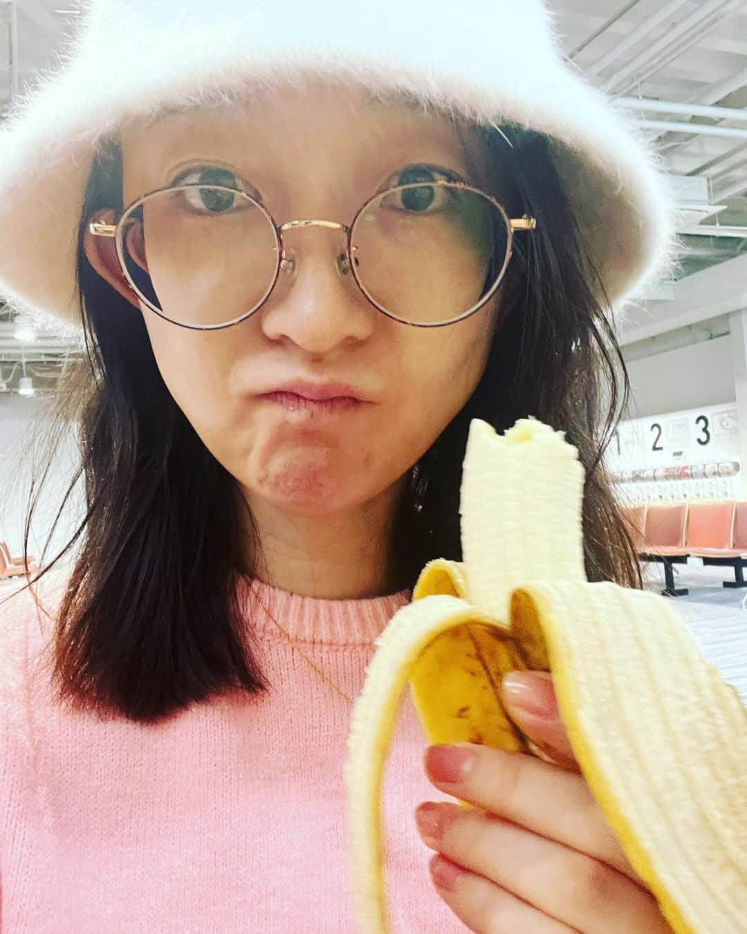 竹上萌奈さんのインスタグラム写真 - (竹上萌奈Instagram)「⁡ 日帰りで#韓国 に行ってきました✈️ 入社2年目のAちゃんとの二人旅👧 年下の子が一緒に旅行に行ってくれるのは ありがたいことだなあ。 ⁡ 私の目当ては、 #カンジャンケジャン 🦀(ワタリガニの醤油漬け) #ユッケ  ⁡ これだけのために韓国に行く価値があるほど美味しかったです♡ 夢中で喰らうAちゃんかわいい♡ ⁡ 周りの韓国通にもたくさんおすすめを聞き、他にも食べたいものはたくさんあったのですが、胃のキャパと時間がなく、断念🥲 謎の人形たちと写真をとることはできましたが。 ⁡ 朝5時に家をでて、深夜に帰宅の弾丸旅行。 ⁡ 途中、トラブルはいくつもありましたが、普段とは違う刺激を受け、脳が活性化された感じがありますし、なにはともあれ無事に帰って来れたのでオッケー🙆‍♀️ ⁡ 一番の学びは、 保安検査で、韓国旅行の手荷物バナナは通る🍌 ということでした。 ⁡ 没収される前に無理やり食べなければと思っていましたが、無事、飛行機に乗り込む 前にゆっくりと食べられましたとさ。 ⁡ ⁡ #旅行 #韓国料理 #弾丸ツアー #グルメ #バナナ」10月14日 11時02分 - takegami_moena