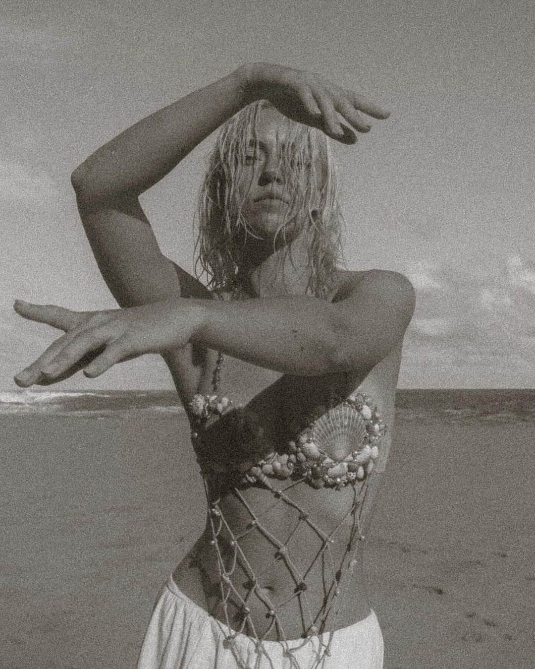 パイパー・アメリカ・スミスさんのインスタグラム写真 - (パイパー・アメリカ・スミスInstagram)「So happy I got to meet up with @little_red_photos_ in Kauai, it was a magical morning ✨  She handmade the shell top!! How talented is she?!」10月14日 11時06分 - pyperamerica