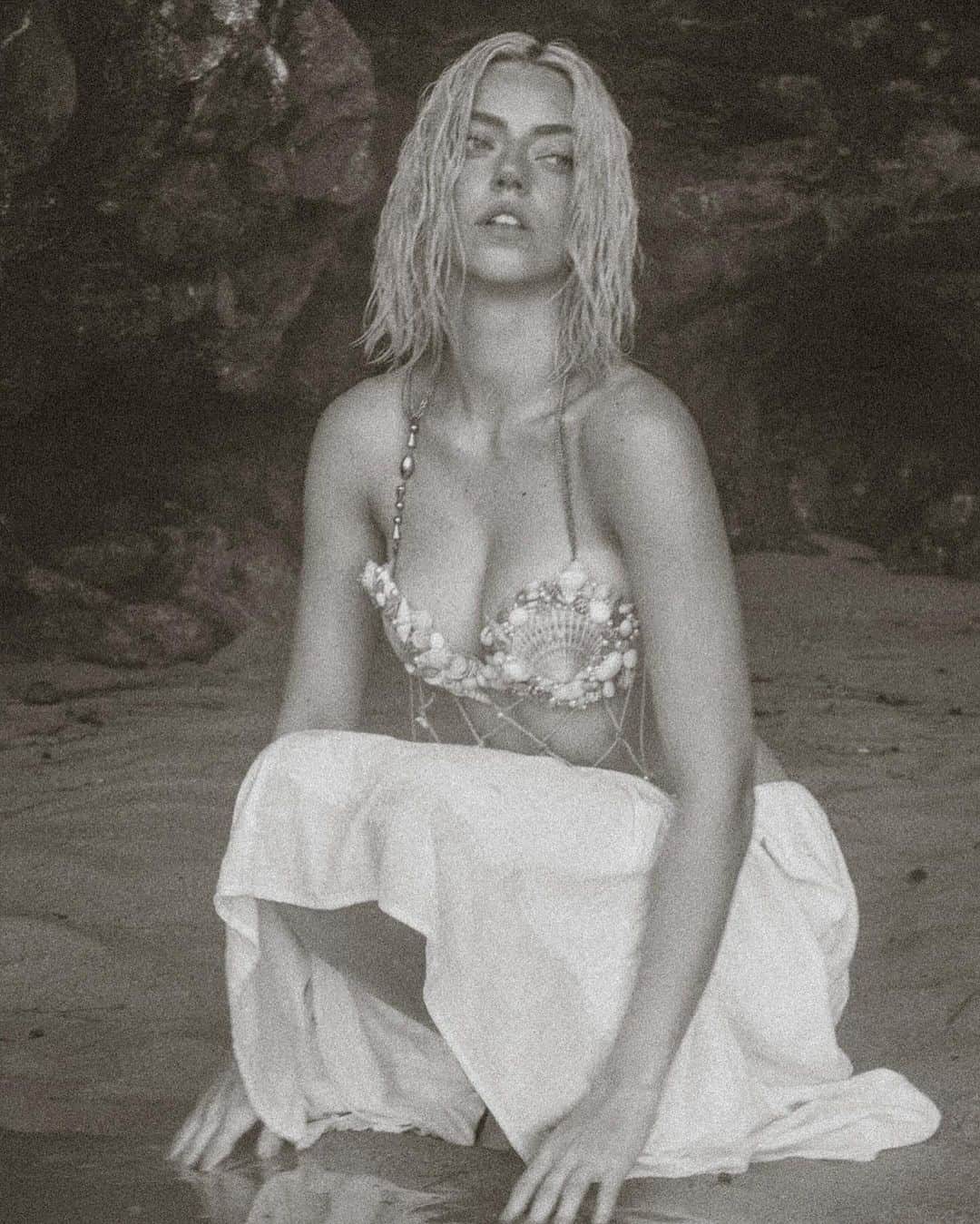 パイパー・アメリカ・スミスのインスタグラム：「So happy I got to meet up with @little_red_photos_ in Kauai, it was a magical morning ✨  She handmade the shell top!! How talented is she?!」