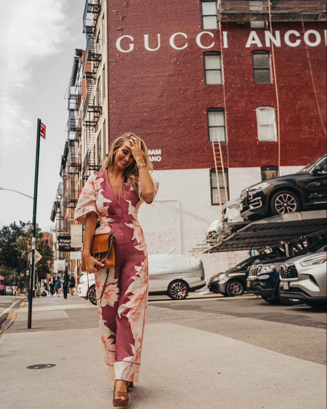 サマンサウィルスのインスタグラム：「Turns out I’m not allergic to wearing colour as I had originally self diagnosed!   Jumpsuit kindly {gifted} by my friends at @leolin_official (if you’re looking on the website for this cut, it has a collar, I’ve just turned the collar in on mine)  📷 Photography by @corinneparker」