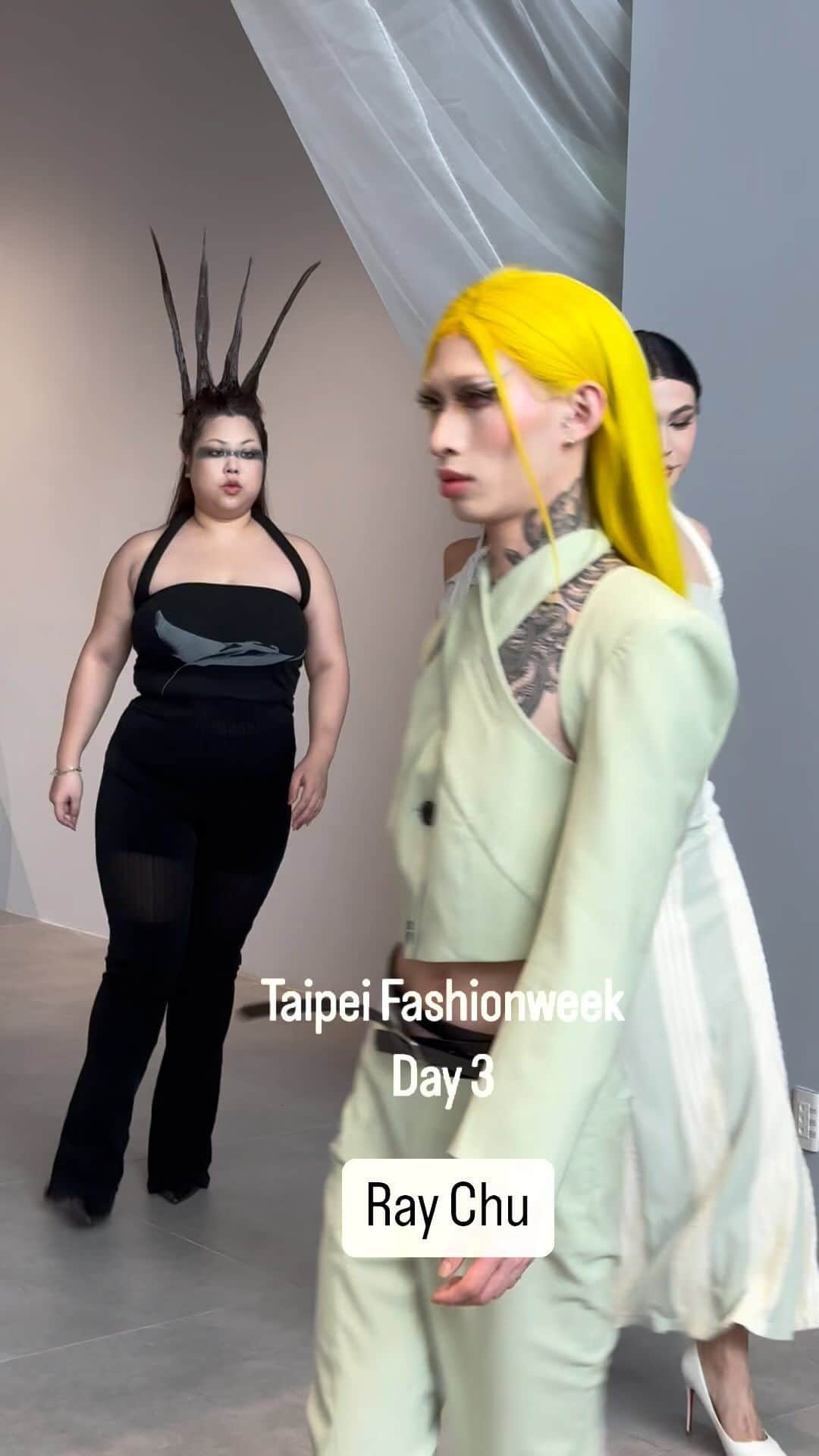 Apparel-web.comのインスタグラム：「台北ファッションウィーク3日目には、Ray Chuがショーを開催。ロンドンで発表している彼らしくパンチの効いたコレクション。  #raychu #taipeifashionweek #tpefw  #fashion #model #runway  #コレクション　#ファッション #fashion #model #runway  #fashionshow @tpe.fashionweek」