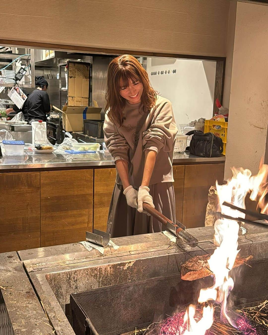 中谷あすみのインスタグラム：「高知で鰹の藁焼き体験しました🐟 これ楽しかった☺️笑 そしてめちゃ美味しかったなぁ🤤  #高知 #高知旅 #四国旅 #藁焼き体験 #鰹の藁焼き #高知グルメ #四国グルメ #あすみ旅」