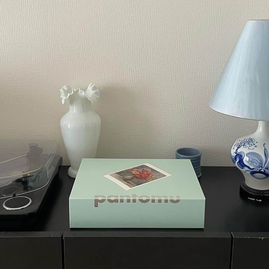 のインスタグラム：「home ☕️  1- @_part_of_nature_ のmy favな花瓶 2- @pantomu_plan の収納box 3- POLA美術館で買ったポストカード 4- おばあちゃんから受け継いだライト  🛋️」