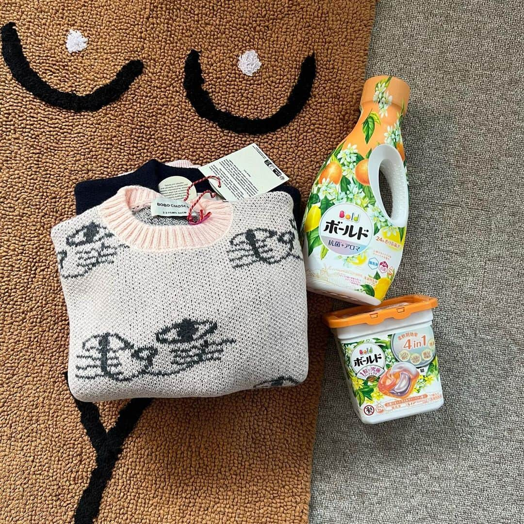 かしめぐさんのインスタグラム写真 - (かしめぐInstagram)「買ってた子ども服が届いた 子ども服てかわいいの多すぎてポチポチ止まらん病🥵  かわいい服はお洗濯がな〜とはならず うちではネットに入れて洗濯機へポイ🧺 で、それをパパちが干してくれるっていうわが家のルーティン👨🏼‍🦱 (基本夜洗濯の部屋干しです)  服のこと考えたらオシャレ着洗いが〜とは思うものの日々バタバタやから難しいね🙃 "3時間干し忘れてても洗いたての香りのまま"ってキャッチフレーズの液体洗剤がボールドから発売されてんけど、洗濯機回して寝落ちしてしまうわたしらにピッタリやん言うて👨🏼‍🦱  ジェルボールタイプはオールインワン洗剤やから柔軟剤もいれなくていい楽ちんさときたらもう。 香りはずっとちょうどええ〜な香りがつづく洗濯洗剤ではあまりない新発売のシトラスの香り🍊  シトラスって人気高いのに洗濯洗剤ではなかなか見かけへん😮  甘すぎない爽やかでフレッシュな香り〜なので見かけたらぜひ香りためしてください🫧  @raku_osentaku  #PR #洗濯 #洗剤 #ボールド #洗濯ルーティン #部屋干し #夜干し #子育て #柔軟剤 #香り #服 #子ども服」10月14日 11時50分 - kasimegu