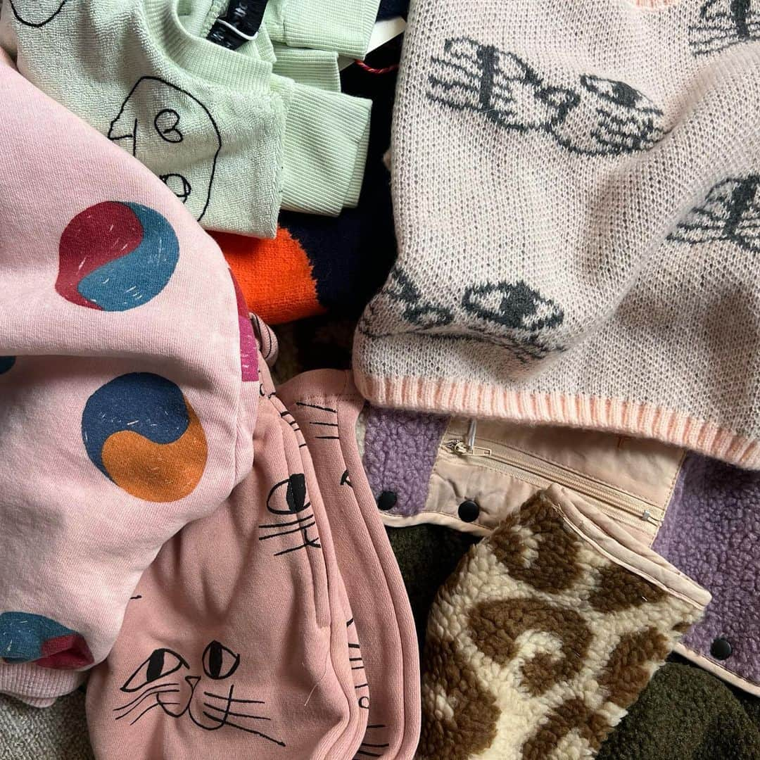 かしめぐさんのインスタグラム写真 - (かしめぐInstagram)「買ってた子ども服が届いた 子ども服てかわいいの多すぎてポチポチ止まらん病🥵  かわいい服はお洗濯がな〜とはならず うちではネットに入れて洗濯機へポイ🧺 で、それをパパちが干してくれるっていうわが家のルーティン👨🏼‍🦱 (基本夜洗濯の部屋干しです)  服のこと考えたらオシャレ着洗いが〜とは思うものの日々バタバタやから難しいね🙃 "3時間干し忘れてても洗いたての香りのまま"ってキャッチフレーズの液体洗剤がボールドから発売されてんけど、洗濯機回して寝落ちしてしまうわたしらにピッタリやん言うて👨🏼‍🦱  ジェルボールタイプはオールインワン洗剤やから柔軟剤もいれなくていい楽ちんさときたらもう。 香りはずっとちょうどええ〜な香りがつづく洗濯洗剤ではあまりない新発売のシトラスの香り🍊  シトラスって人気高いのに洗濯洗剤ではなかなか見かけへん😮  甘すぎない爽やかでフレッシュな香り〜なので見かけたらぜひ香りためしてください🫧  @raku_osentaku  #PR #洗濯 #洗剤 #ボールド #洗濯ルーティン #部屋干し #夜干し #子育て #柔軟剤 #香り #服 #子ども服」10月14日 11時50分 - kasimegu