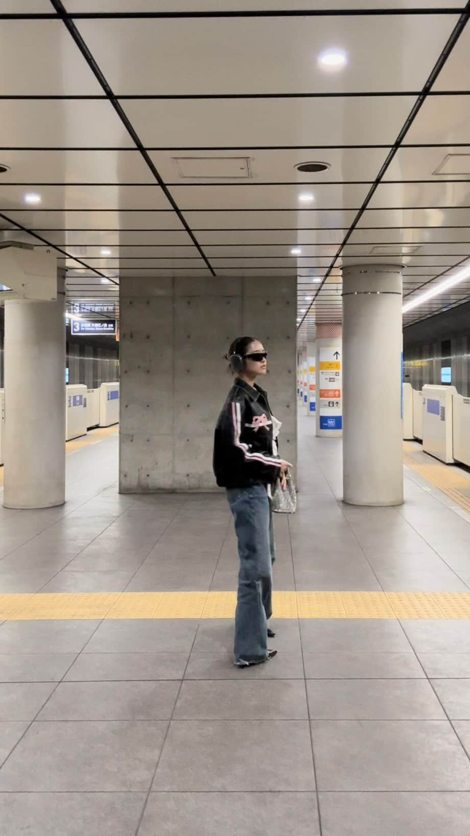 阿部紫夕那のインスタグラム：「🎀🎀🎀🎀 . sunglasses @szadecollective  jacket @diddimoda @arcanaarchiveofficial  tops @zara  pants @zara  bag @yoox  shoes @hm」