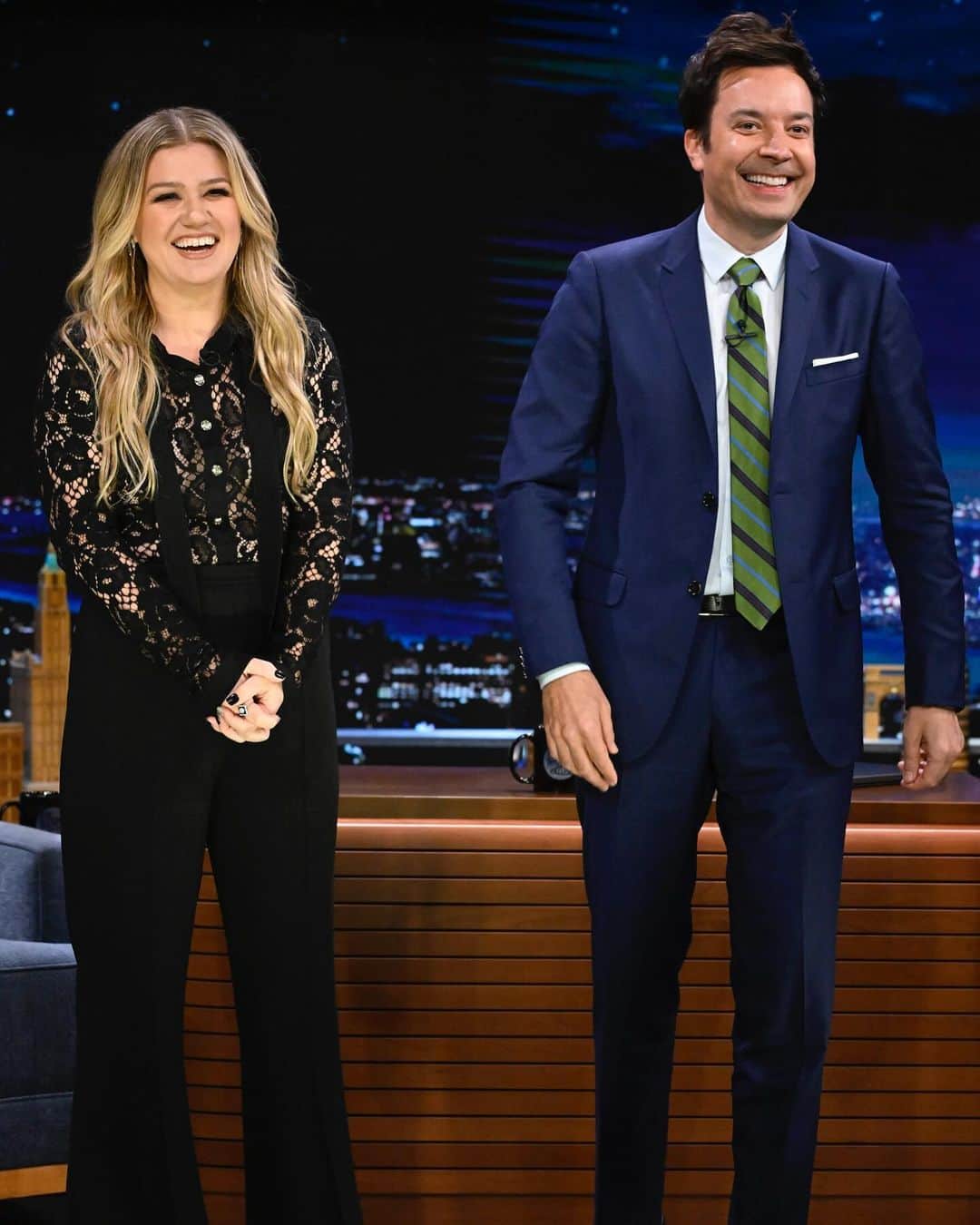 ケリー・クラークソンのインスタグラム：「I always have such a good time with you @jimmyfallon @fallontonight!  📸: @toddowyoung」