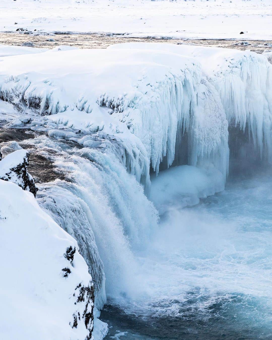 FIJIWaterJapanのインスタグラム：「Icelandic glacialの起源、アイスランドにある「神の滝」とも呼ばれているゴダフォスの滝💧 今週も頑張った自分に一息ついてこの絶景をご覧下さい✨❄️ 水分補給も忘れずに！  #icelandicglacial #water #iceland #thepuresttastingwateronearth #アイスランド　#アルカリ水 #mineralwater  #natural  #ミネラルウォーター #自然　#水分補給　#習慣　#hydrate #dontforgettohydrate #workout #ワークアウト　#運動　#外　#散歩　#手持ち　#sunday #休日　#週末　#weekend #noadditives #無添加　#サステナブル　#滝 #waterfall #godafoss」