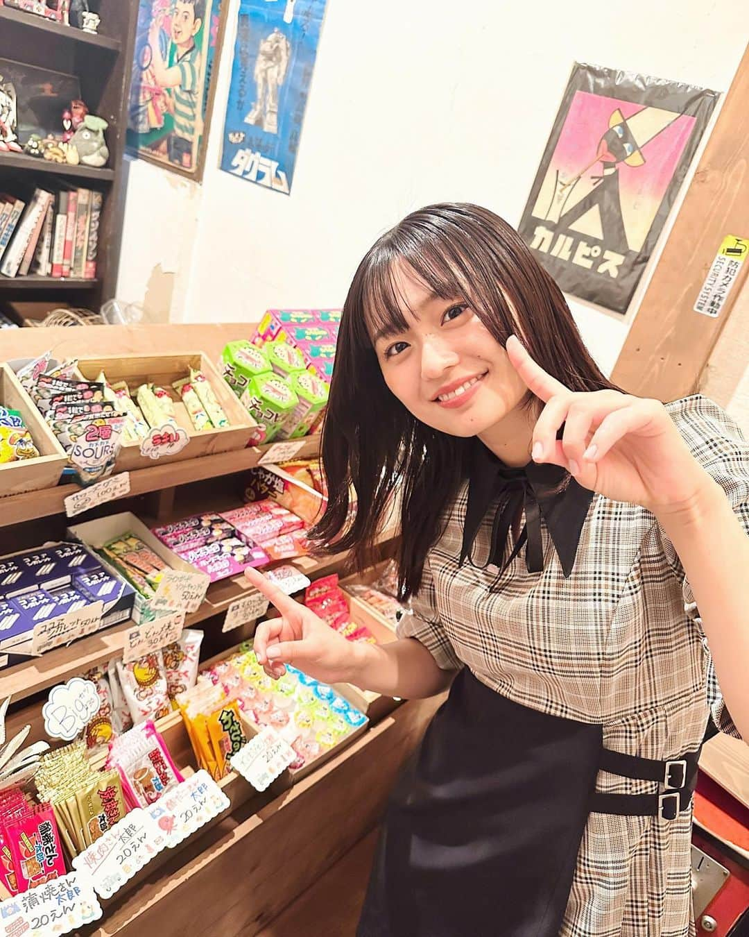 橋本乃依さんのインスタグラム写真 - (橋本乃依Instagram)「☺︎ 駄菓子って見てるだけでワクワクするから好き🥴 ちっちゃい頃はどんどん焼きとあんずバーがお気に入りでした♡ おすすめ駄菓子ありますか？？  #駄菓子屋さん」10月14日 11時14分 - noihashimoto_official