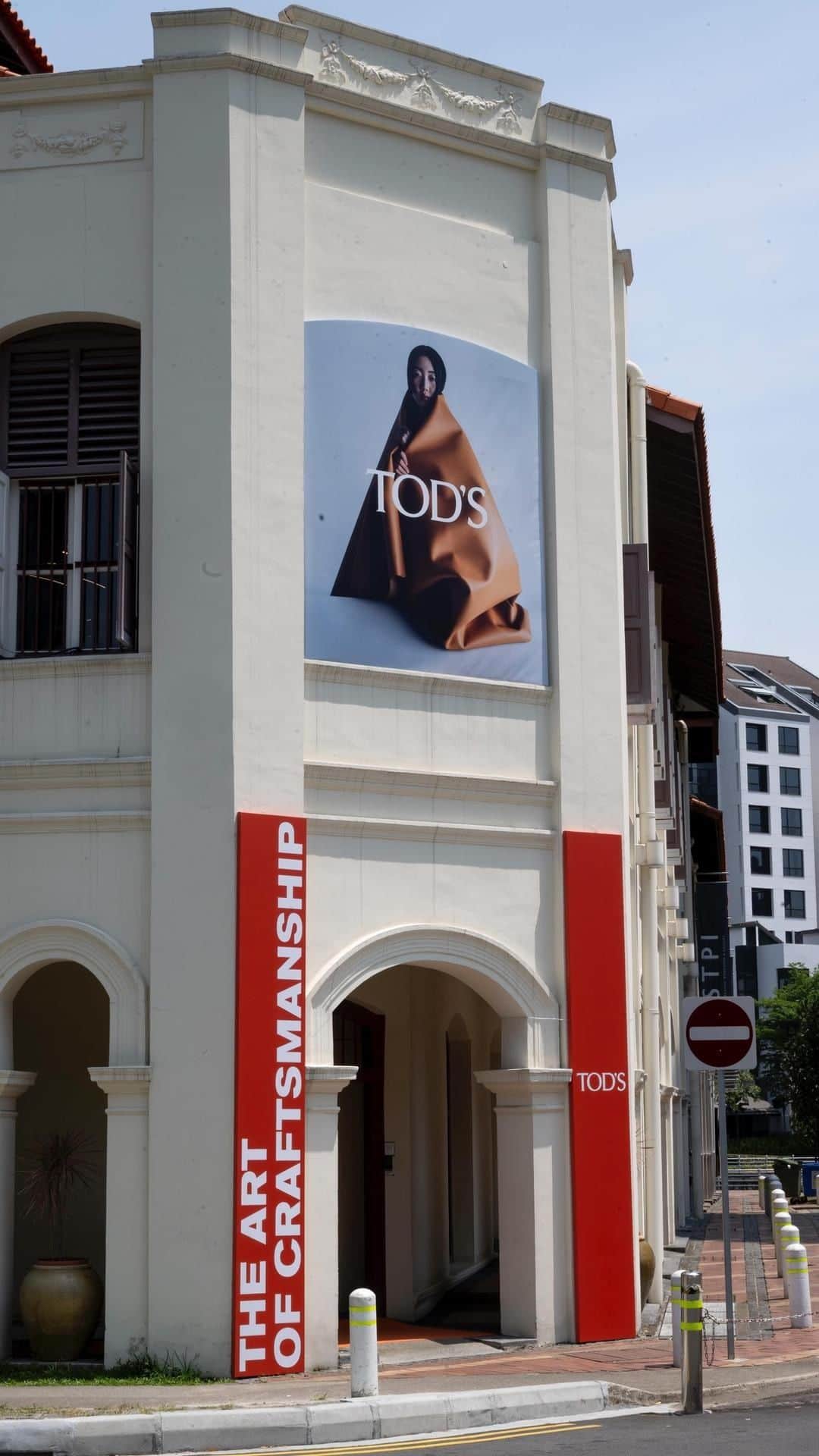 トッズのインスタグラム：「Take a look behind the scenes of The Art of Craftsmanship, a special project that took place in Singapore, which combined a photo exhibition by Tim Walker with a preview of the Spring-Summer 2024 collection.   Until October 22nd, discover the Limited Edition at our pop-up store at Paragon, Singapore. #Tods #TodsHeritage #TodsSingapore」