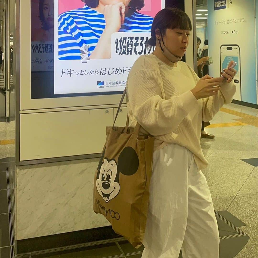 丸山礼さんのインスタグラム写真 - (丸山礼Instagram)「うれしくて撮りすぎる😋🖤 こっちはJR大阪駅！ お仕事で行ってタイミング見計らって撮れたよ( ੭ ･ᴗ･ )੭ 品川、名古屋、大阪の駅の サイネージおじゃましました🫡 期間終了したよん♡見つけてくれた方々ありがとう！ 今月末までJR金沢駅東西自由通路にも ぜひご覧いただけたら💜 #日本証券業協会」10月14日 11時18分 - rei_maruyama