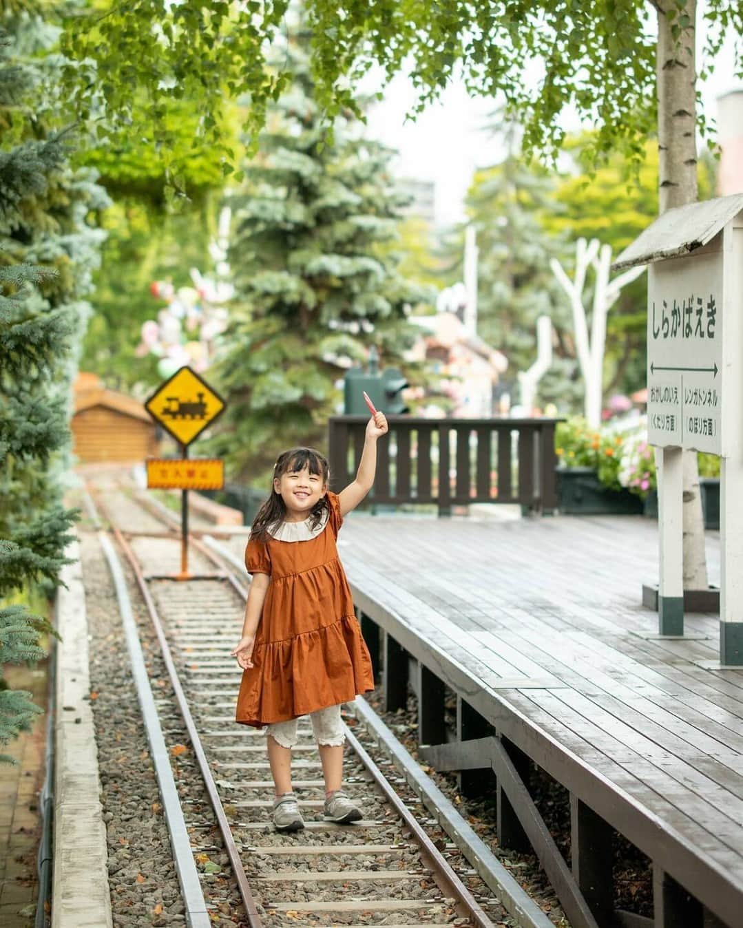 のインスタグラム：「.@nanaka07102018 さんからの一枚。 「title 「君の笑顔が終着駅」  この日は残念ながら小さな電車は走ってなかったけど、それでも楽しんでくれたから良かった🥰 この線路はフォトスポットとして入っても良い場所です✌️😍🛤️」 . ★KissユーザーとEOS R50ユーザーの皆さんの写真をご紹介！ . キヤノンEOS Kissで撮られた写真に 「 #Kissカメラ 」をつけて投稿いただいた 皆さまの写真をご紹介します。 . キヤノンEOS R50で撮られた写真に 「 #Kissカメラ 」に加え、「 #EOSR50 」をつけて 投稿いただいた皆さまの写真をご紹介します。 . #eoskiss シリーズのミラーレスカメラ「EOS Kiss M2」。 小型・軽量ながら人物の「瞳」を追いかける瞳AF機能を搭載するなど、 動き回るお子様の撮影でも、大切な一瞬を逃しません。 . 一眼レフKissでは、「EOS Kiss X10i」が好評発売中！ Kissシリーズの【かんたん、きれい、コンパクト】をEOS Rシステムとして実現した「EOS R50」が好評発売中！ . . #EOSKissM2 #EOSKissX10i #EOSKissX10 の詳細は、 本アカウントのプロフィール（ @with.kiss ）のURLから。 . #EOSKissM2 #EOSKissX10i #EOSKissX10 #EOSR50 #KissisMyLife #eoskiss #withkiss #キヤノン #canon #eos #kissカメラ #育児 #子育て #親ばか #こども #子供 #写真」