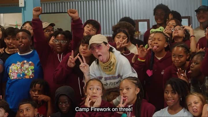 ケイティ・ペリーのインスタグラム：「Sometimes you don’t know what kind of light you have within you until you get the opportunity to let it shine! ✨  When you donate to Firework Foundation, you give kids the chance to get out of their comfort zones and experience the arts and take leaps (sometimes literally) into new things they might not have had access to before! 🎶🎧🏊‍♂️🤿🎨🤸🏻‍♀️」