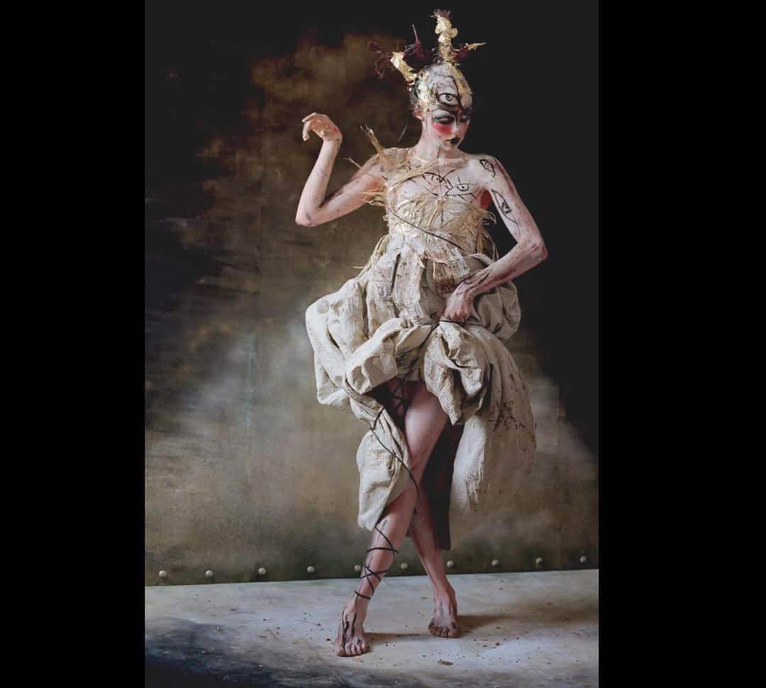 JULIEN D'YSのインスタグラム：「L'après midi d'un faune .....Edie  @ediebcampbell  paint by me for ❤️'LOVE ´magazine  @kegrand ....dress by @gilesdeacon_ transform by me 🎨photo by #timwalker ⭐️ le troisième oeil 👁️」