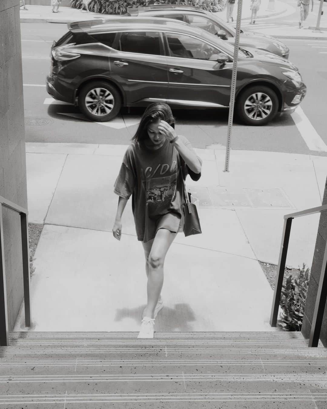 黒木メイサのインスタグラム：「Walking around the neighborhood. たまにはブラブラ。」