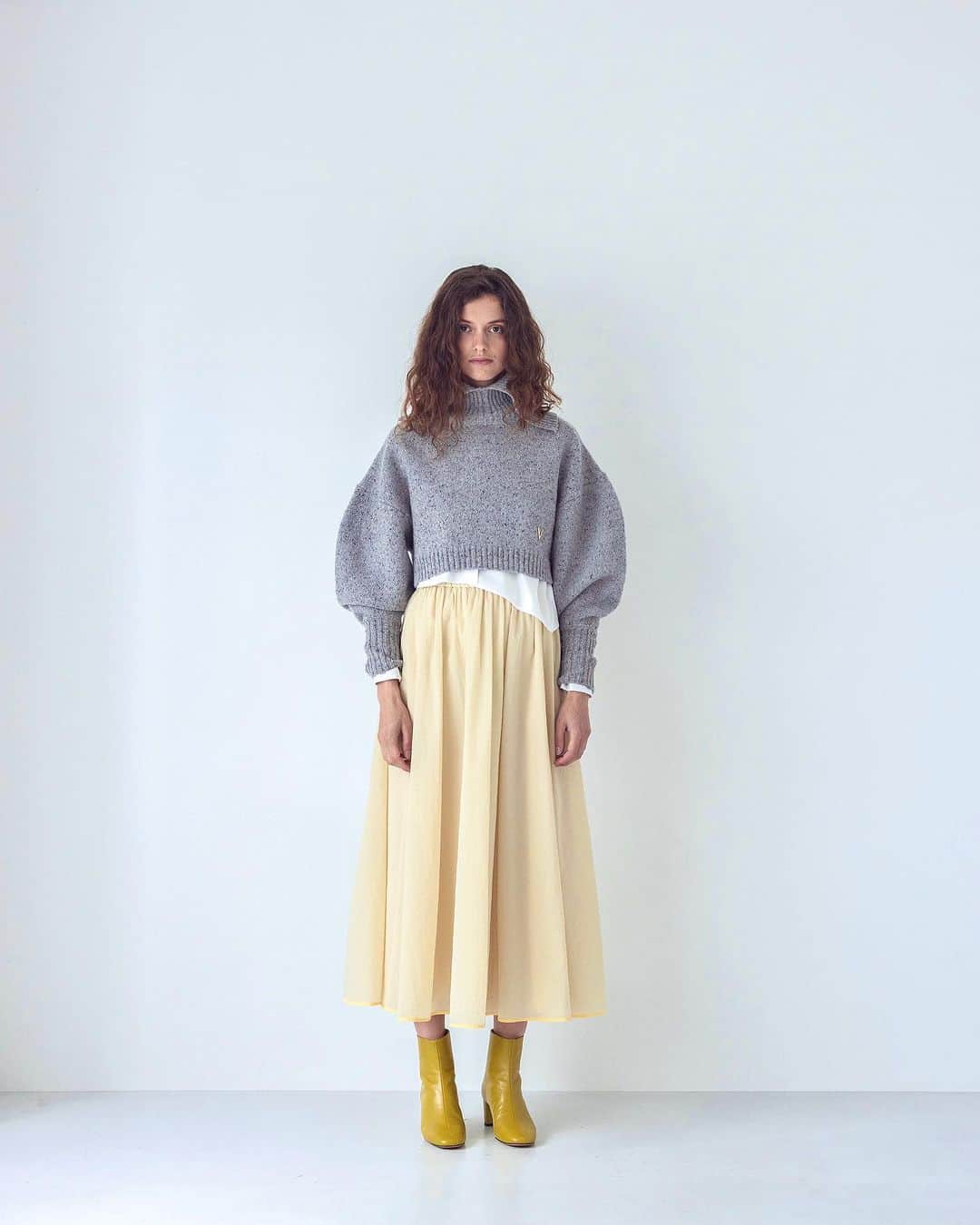 DRESSLAVEさんのインスタグラム写真 - (DRESSLAVEInstagram)「. DRESSLAVE KNIT COLLECTION  これからのシーズンに欠かせない 身に纏いたくなるニット🧶  10月12日(木)展開のアイテムをご紹介。  ☑︎ color nep big polo pull / VENIT Price : ¥29,700 intax  イタリア製の優しいカラーネップが入った糸を使用したニットシリーズ。 大きな襟がポイントのショート丈プルオーバー。  ふんわりと丸みをつけたスリーブが女性らしさのあるアクセントに。 一枚でももちろんシャツやブラウスとのレイヤードスタイルとも好相性です。   【venit(ヴェニット)】 2017年の春にITOUM designが始動したニットを主軸とするブランド「venit(ヴェニット)」。 同じ糸でつながる、世代を越えてつながる"女性らしくモードなデイリーウェア"という想いがこもったブランド。  上質素材に、女性の華やかさやチャーミングな一面をちりばめた服を取り揃えています。   プロフィールハイライトのKNIT🧶より特集ぺージをご覧いただけます☺︎  プロフィールはこちらから ▷  @dresslaveofficial   _______________________________  【SHOP INFORMATION】  KNIT COLLECTION 📌10月12日(木) 〜 10月22日(日)  上記期間中、DRESSLAVE全店舗にて対象ニットをご購入で 通常ポイントに加え5%分のポイントを還元させていただきます。  ぜひお気に入りの一着を見つけて下さい🧶  #DRESSLAVE #ドレスレイブ  #dresslave_knitcollection #23aw #23autumn #23winter #knit #knitcollection #ニット #ニットコレクション #venit #ベニット #ニット #ニットプル #ニットコーデ」10月14日 12時00分 - dresslaveofficial