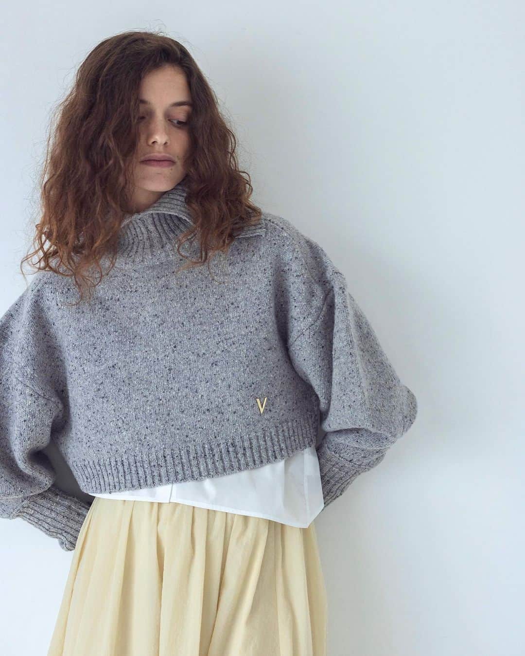 DRESSLAVEさんのインスタグラム写真 - (DRESSLAVEInstagram)「. DRESSLAVE KNIT COLLECTION  これからのシーズンに欠かせない 身に纏いたくなるニット🧶  10月12日(木)展開のアイテムをご紹介。  ☑︎ color nep big polo pull / VENIT Price : ¥29,700 intax  イタリア製の優しいカラーネップが入った糸を使用したニットシリーズ。 大きな襟がポイントのショート丈プルオーバー。  ふんわりと丸みをつけたスリーブが女性らしさのあるアクセントに。 一枚でももちろんシャツやブラウスとのレイヤードスタイルとも好相性です。   【venit(ヴェニット)】 2017年の春にITOUM designが始動したニットを主軸とするブランド「venit(ヴェニット)」。 同じ糸でつながる、世代を越えてつながる"女性らしくモードなデイリーウェア"という想いがこもったブランド。  上質素材に、女性の華やかさやチャーミングな一面をちりばめた服を取り揃えています。   プロフィールハイライトのKNIT🧶より特集ぺージをご覧いただけます☺︎  プロフィールはこちらから ▷  @dresslaveofficial   _______________________________  【SHOP INFORMATION】  KNIT COLLECTION 📌10月12日(木) 〜 10月22日(日)  上記期間中、DRESSLAVE全店舗にて対象ニットをご購入で 通常ポイントに加え5%分のポイントを還元させていただきます。  ぜひお気に入りの一着を見つけて下さい🧶  #DRESSLAVE #ドレスレイブ  #dresslave_knitcollection #23aw #23autumn #23winter #knit #knitcollection #ニット #ニットコレクション #venit #ベニット #ニット #ニットプル #ニットコーデ」10月14日 12時00分 - dresslaveofficial