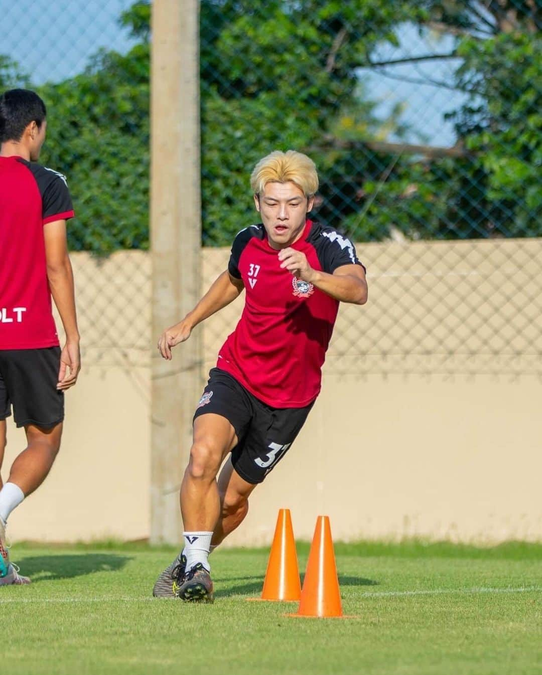 馬場悠企のインスタグラム：「My daily soccer life. ⚽️⚽️⚽️  #thaileague  #suphanburi #voltofficial #no37 #japan #asia #footballplayer  #football #soccer #life #enjoy #training #youtube」