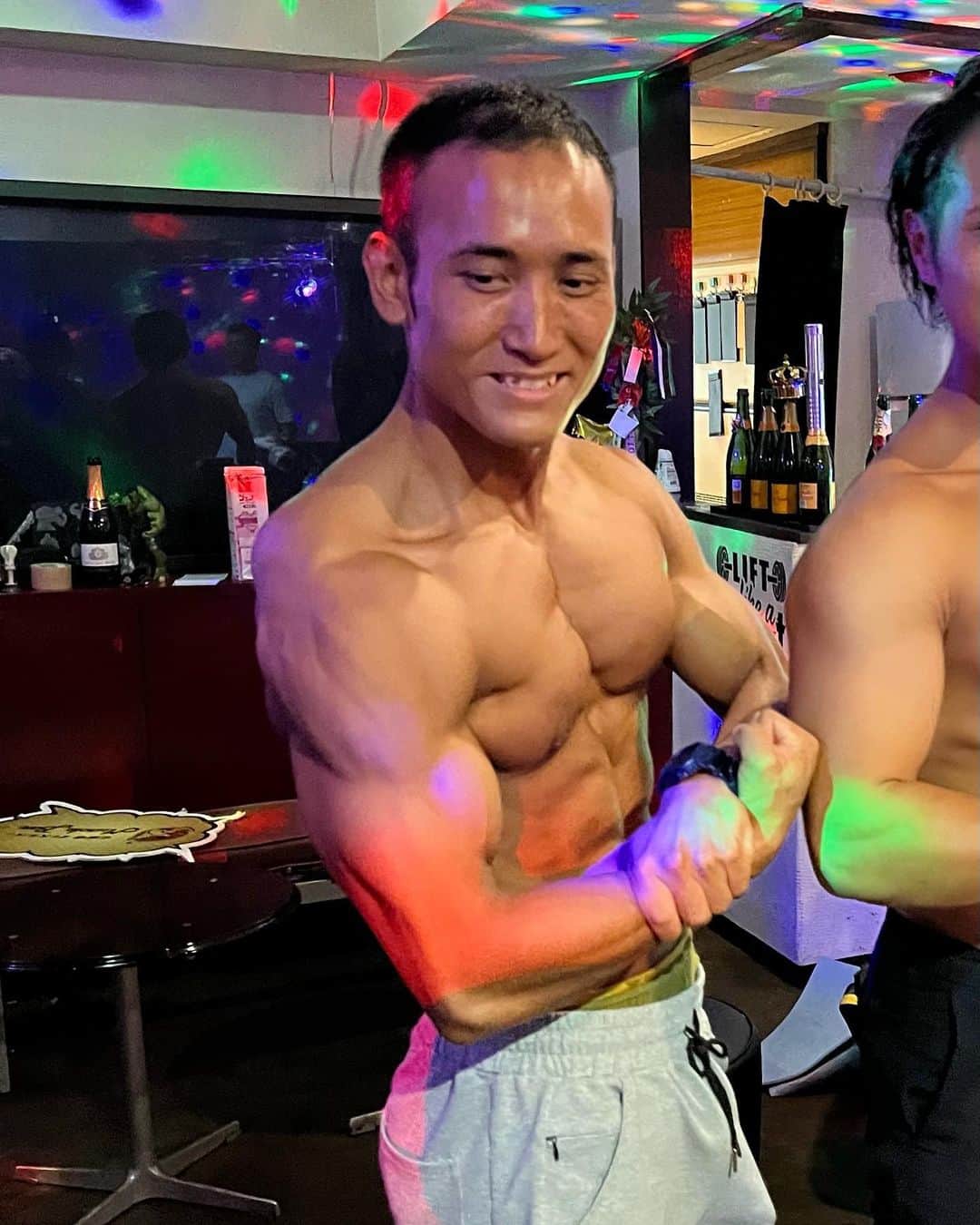 北新地 マッスルバーさんのインスタグラム写真 - (北新地 マッスルバーInstagram)「昨日も沢山のお客様のご来店誠にありがとうございマッスル💪 ・ 本日はイケおじマッスルのりが京都でのマッスルゲート、真面目マッスルのわたるが大阪でのFWJにそれぞれフィジークで出場です🙋‍♀️✨✨ ぜひ応援の程宜しくお願いしマッスル🤤🫧🫧 ・ では、本日も19時よりお待ちしておりマッスル💪♫  ーーーーーーーーーーーーーーーーーーーーー  北新地マッスルバー 大阪市北区堂島浜1-3-22 堂島タウン2F Tel:06-6344-8878  仙台支店 仙台マッスルバー 宮城県仙台市青葉区国分町2-5-17 車屋ビル4F ☎︎08023592607 @sendaimusclebar   #マッスルバー #fyp #fypシ #コンセプトバー #コンセプトカフェ #大阪 #大阪観光 #osaka #muscle #musclebar #촣아 #相互フォロー #おすすめ #おすすめにのりたい #在地人推薦 #減肥 #景點 #網美景點 #旅遊 #맞팔#팔로우 #좋아요반사 #일본  #ユニバ #テーマパーク#筋肉」10月14日 11時33分 - musclebar.eight