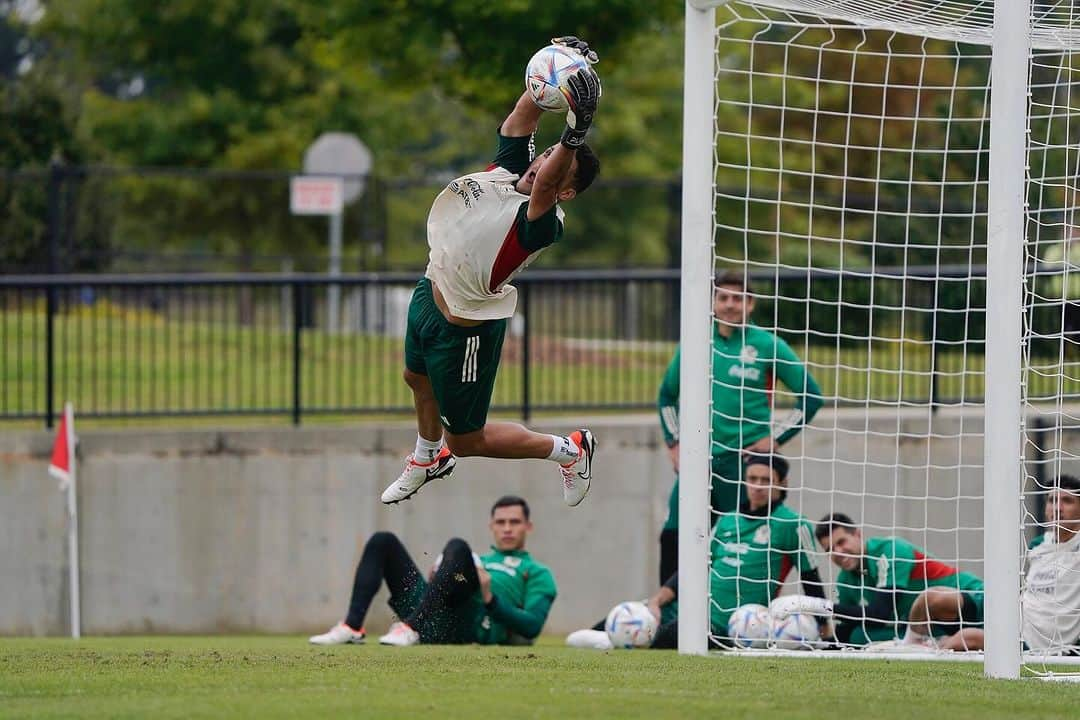 ラウール・ヒメネスさんのインスタグラム写真 - (ラウール・ヒメネスInstagram)「Si era así? @angel_malagonv @tono.rodriguez @julioglzvela ⚽️🥅🧤🇲🇽」10月14日 11時34分 - raulalonsojimenez9