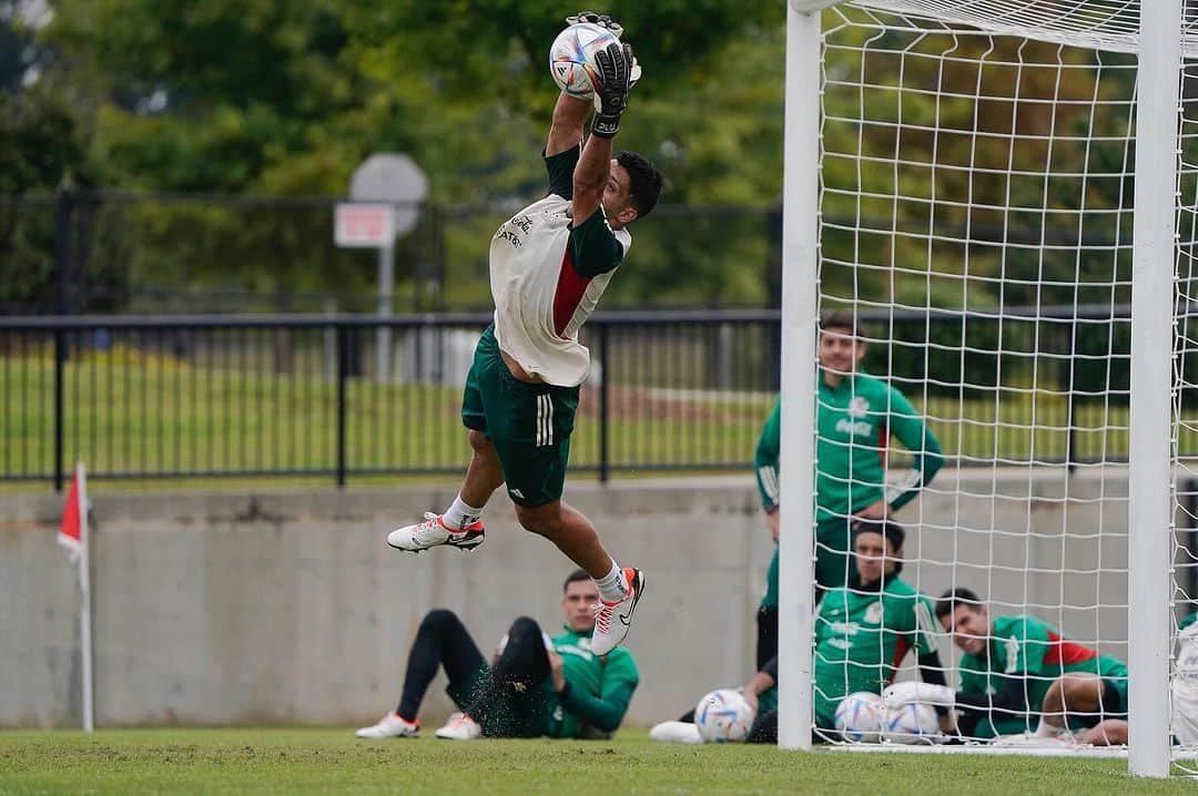 ラウール・ヒメネスのインスタグラム：「Si era así? @angel_malagonv @tono.rodriguez @julioglzvela ⚽️🥅🧤🇲🇽」